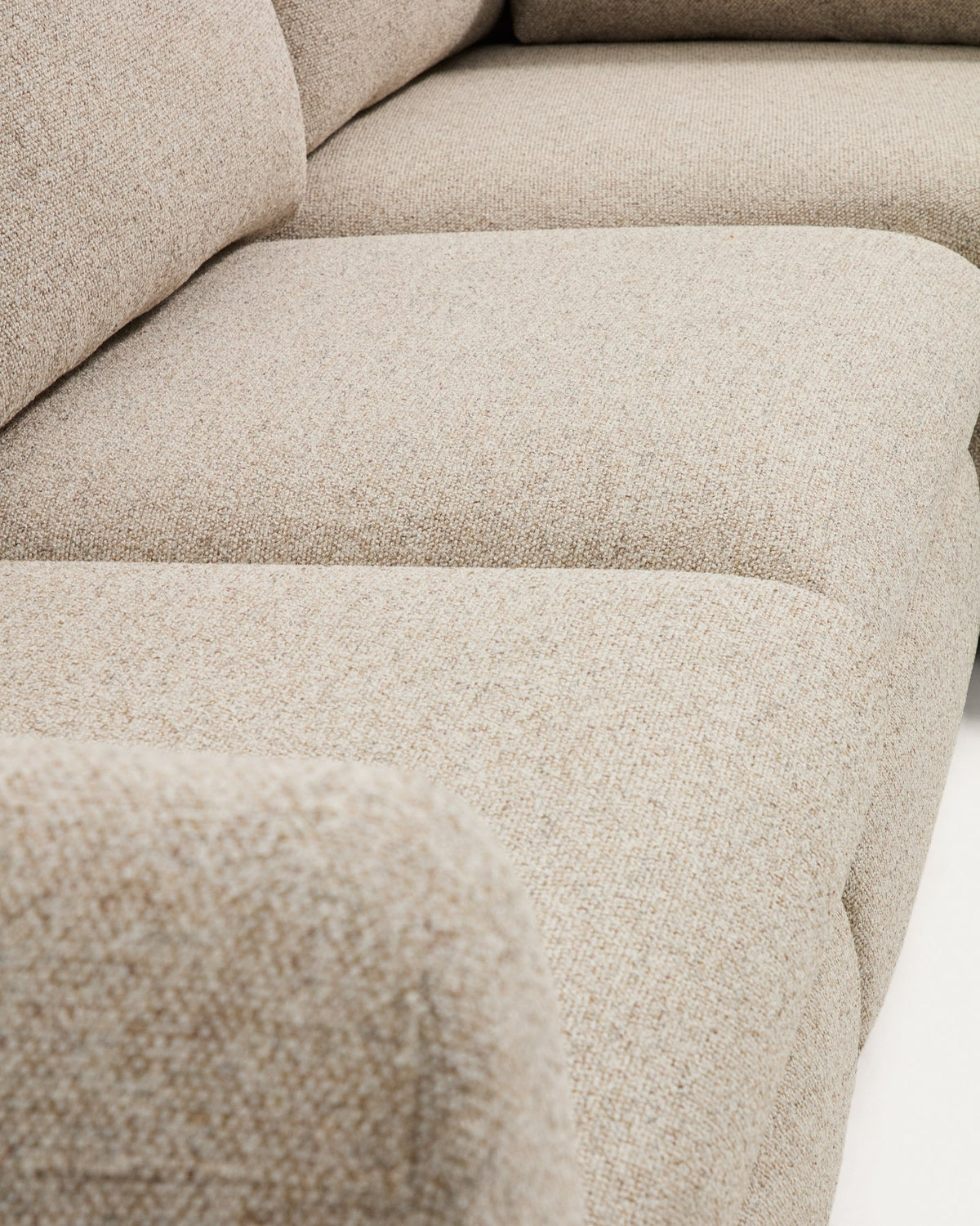Beiges 5-Sitzer Ecksofa Vera mit Randmodul rechts, Gewebebezug mit grober Struktur, abgerundeten Armlehnen und niedrigem Gestell aus Kiefernholz.
