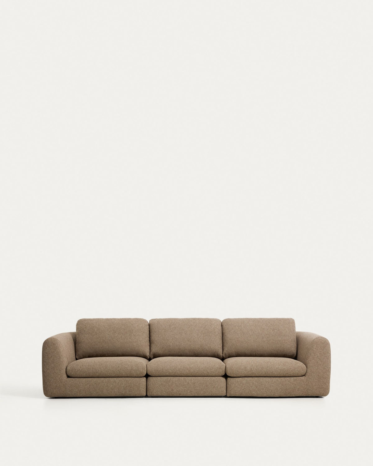 4-Sitzer Sofa Vera in Hellbraun mit gepolsterten Sitz- und Rückenkissen, abgerundeten Armlehnen und Beinen aus Polypropylen, Breite 320 cm.