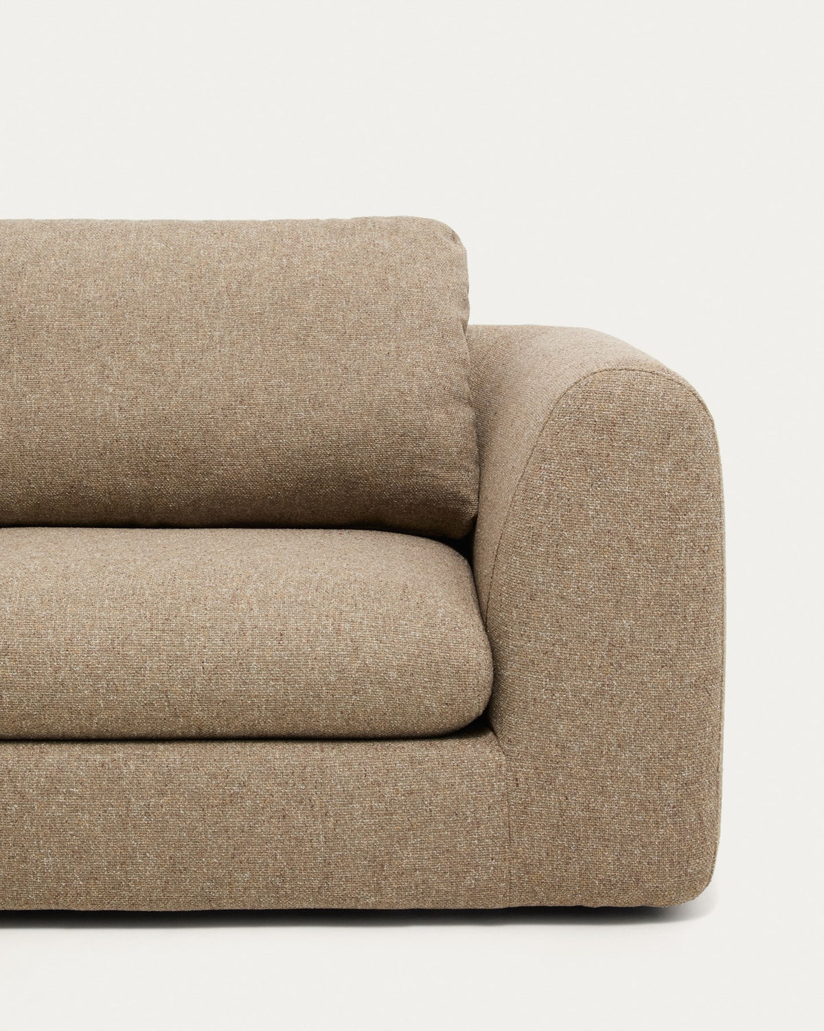 4-Sitzer Sofa Vera in Hellbraun mit gepolsterten Sitz- und Rückenkissen, abgerundeten Armlehnen und Beinen aus Polypropylen, Breite 320 cm.