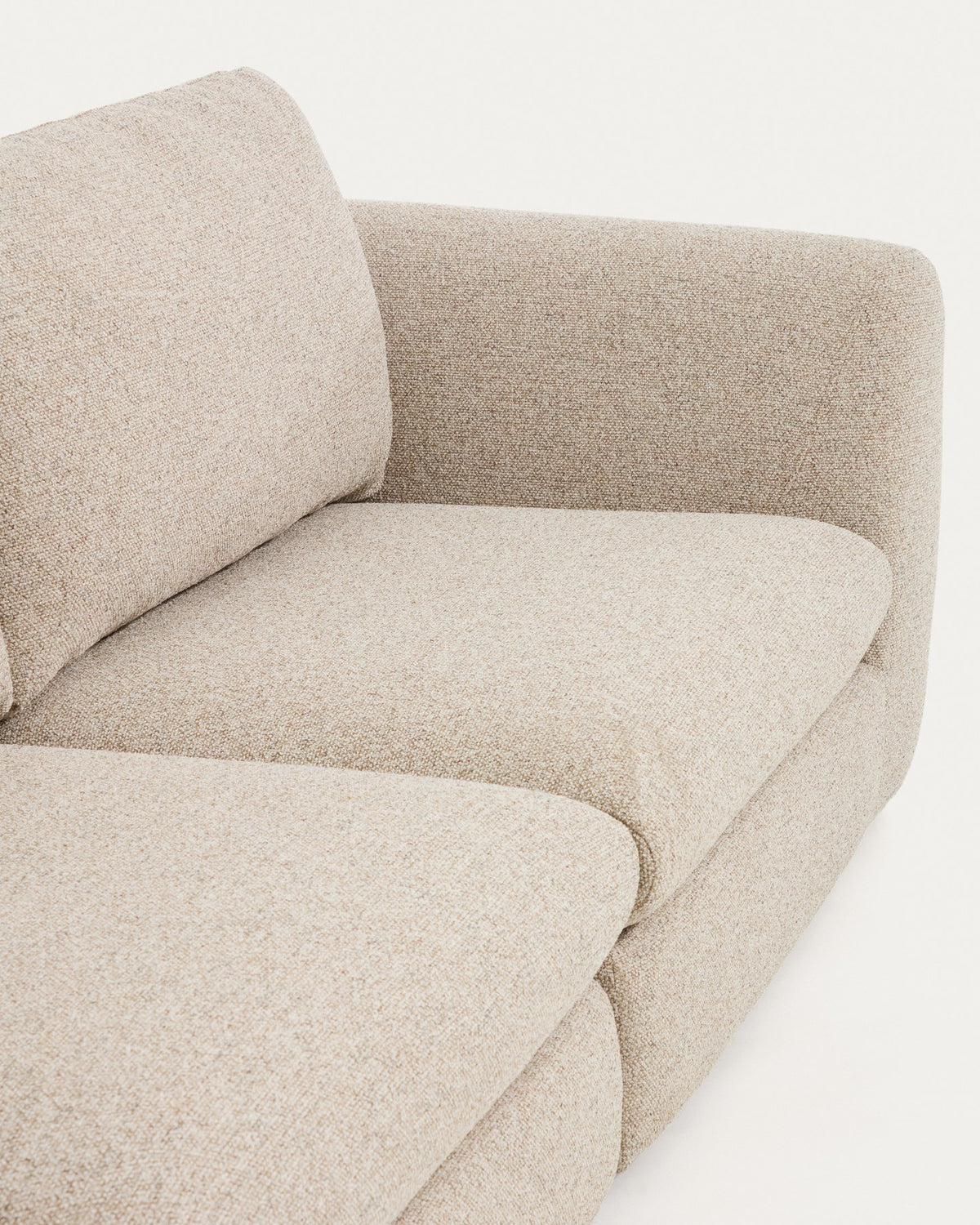 Beiges 4-Sitzer Sofa Vera von Kave Home mit gepolsterten Armlehnen, Kiefernholz-Gestell und schwarzen Kunststoffbeinen, Frontalansicht des Möbelstücks.