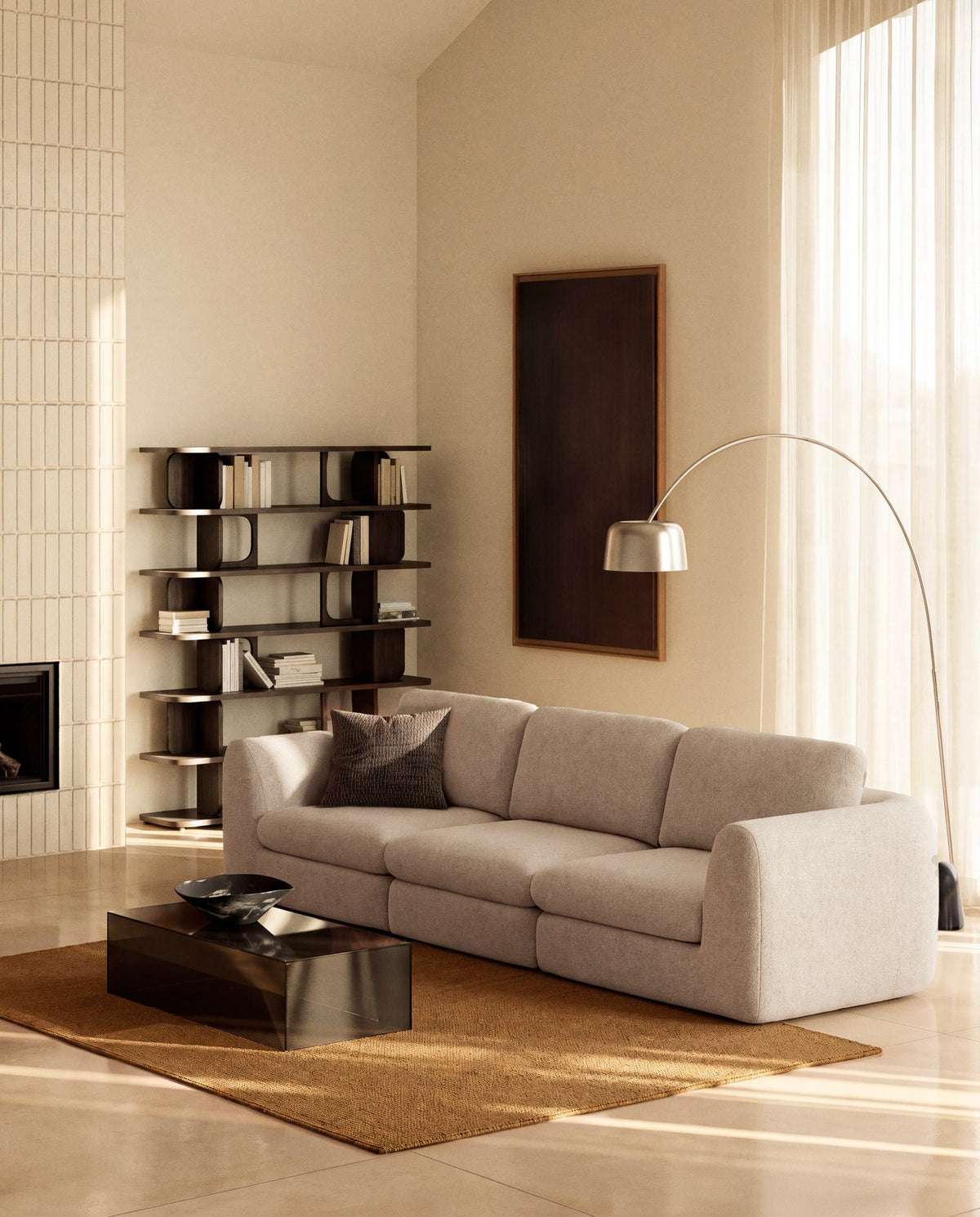 Beiges 4-Sitzer Sofa Vera von Kave Home mit gepolsterten Armlehnen, Kiefernholz-Gestell und schwarzen Kunststoffbeinen, Frontalansicht des Möbelstücks.