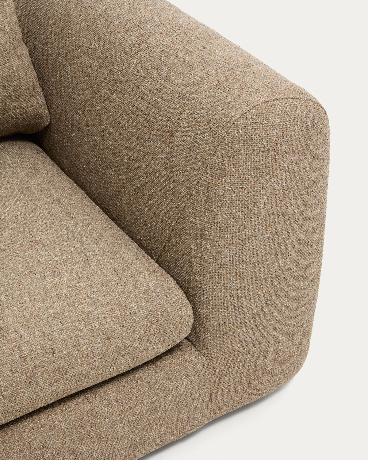 Hellbraunes 6-Sitzer Sofa Vera mit Gewebebezug, abgerundeten Armlehnen und niedrigem Gestell, Länge 410 cm, Beine aus Polypropylen.