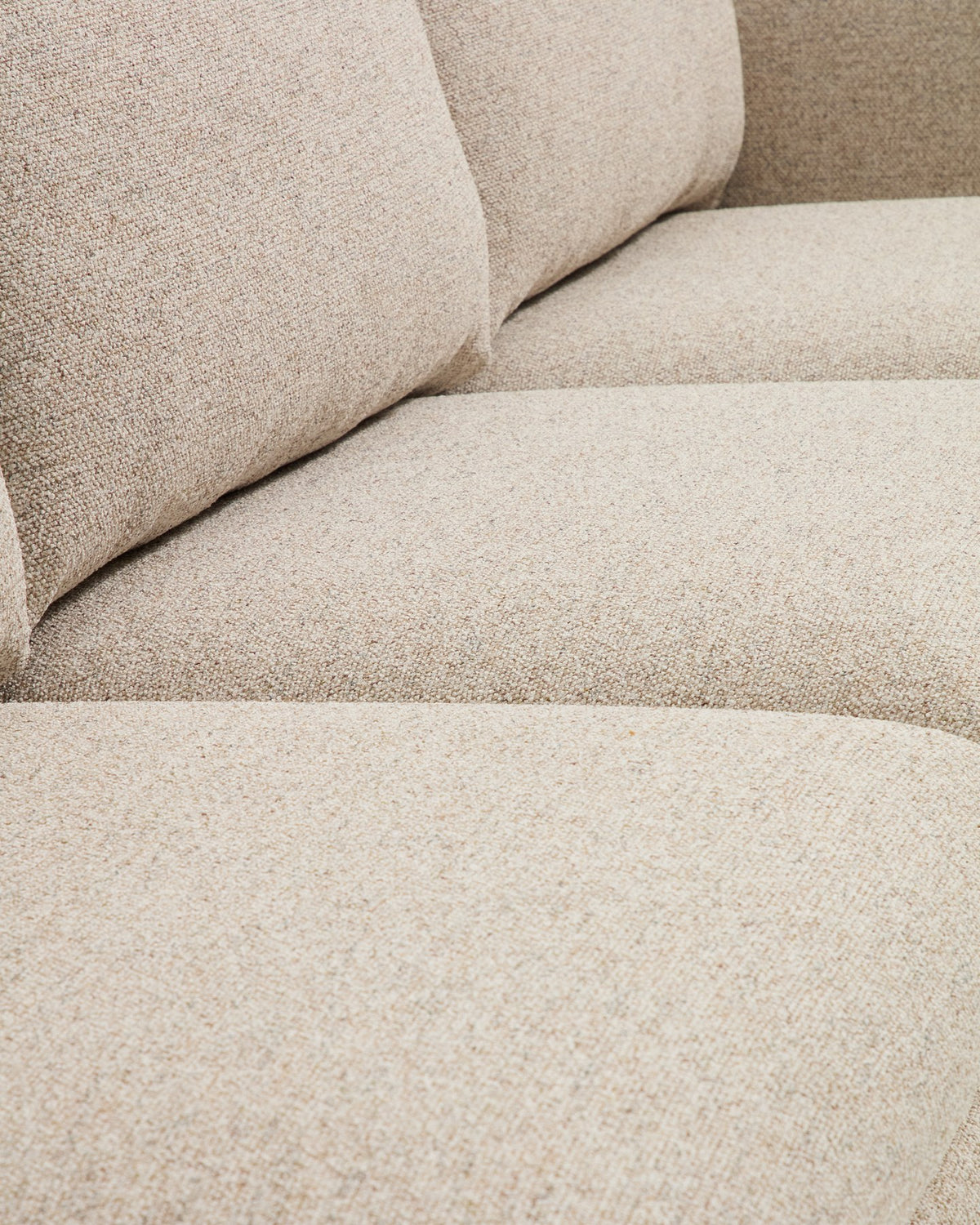 6-Sitzer Sofa Vera in Beige, 410 cm breit, mit gepolsterten Armlehnen, schwarzen Kunststoffbeinen und grobstrukturiertem Gewebebezug.