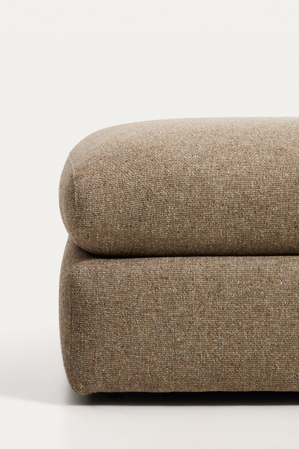 Fussablage Vera von Kave Home in Hellbraun, gepolsterter Pouf mit Taschenfedern, Kiefernholzstruktur und Gewebe-Bezug, quadratische Form 80x80 cm.