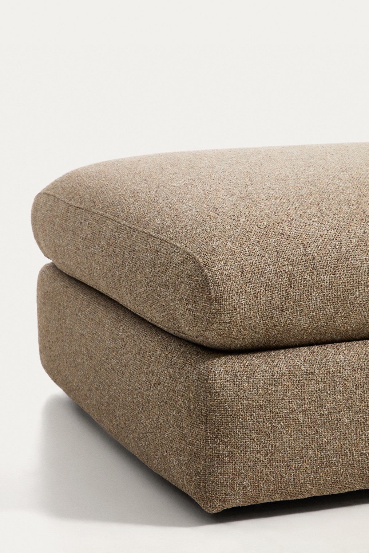 Fussablage Vera von Kave Home in Hellbraun, gepolsterter Pouf mit Taschenfedern, Kiefernholzstruktur und Gewebe-Bezug, quadratische Form 80x80 cm.