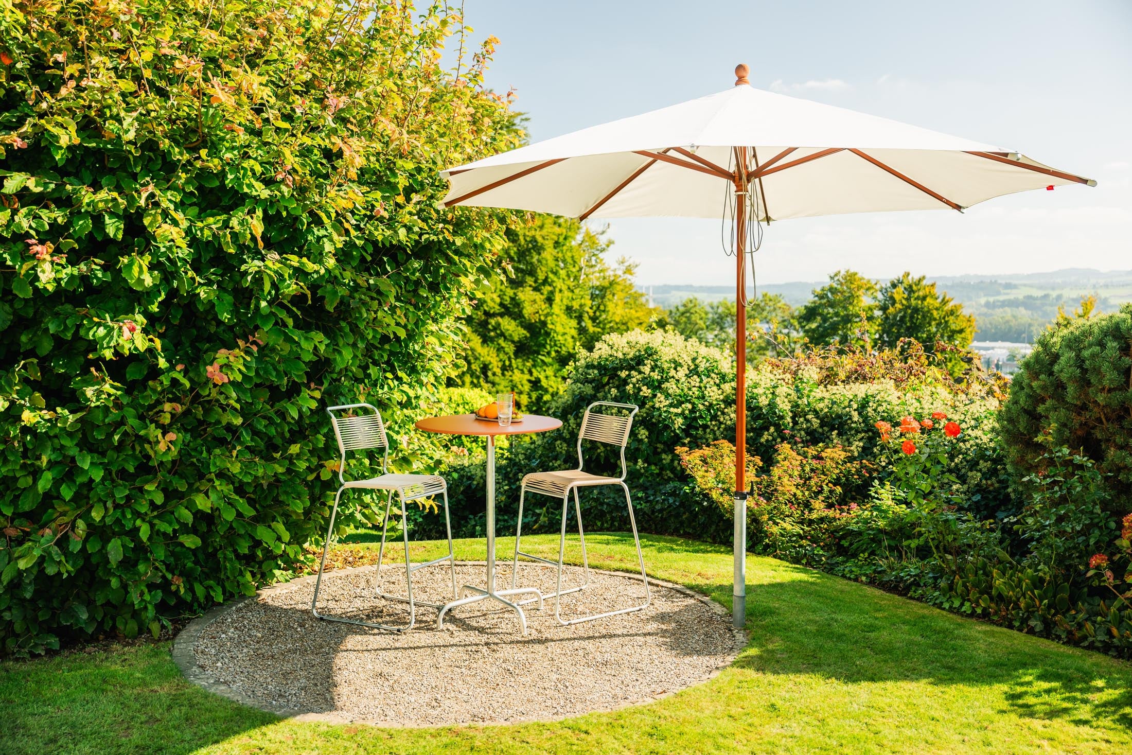 Schaffner Rigi Outdoor-Stehtisch ø80/110, klappbar, wetterfest, langlebig, stilvolles Schweizer Design, perfekt für Garten, Terrasse und Events.