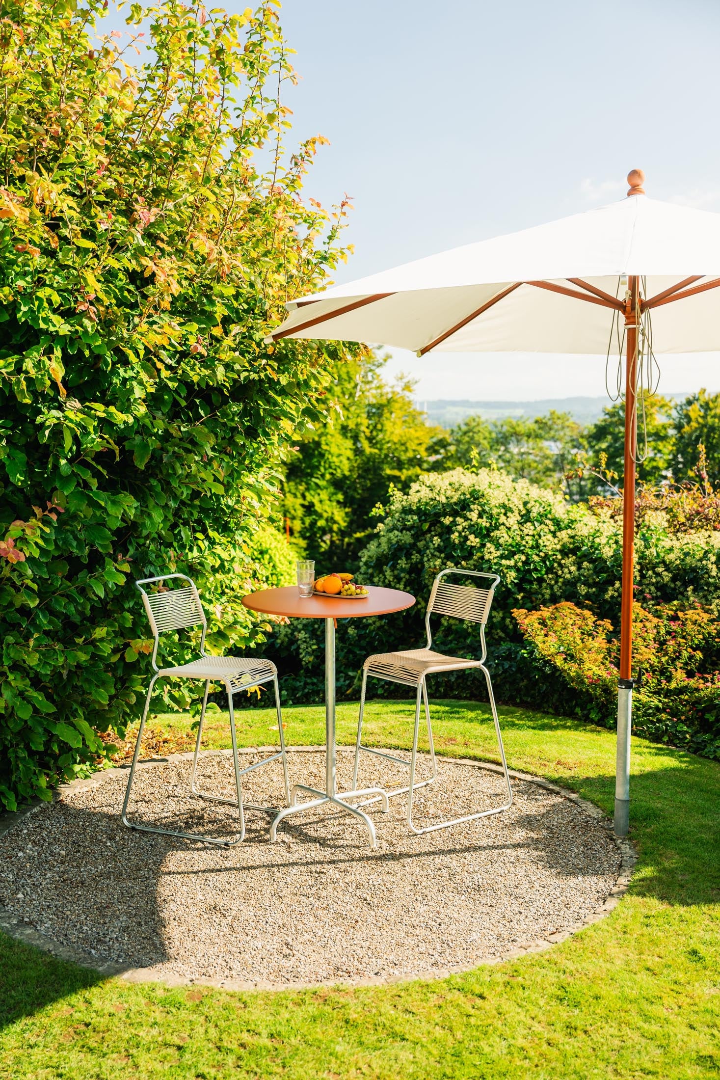 Hochwertiger Schweizer Outdoor-Stehtisch ø80/110, klappbar, wetterfest, langlebig, rostfrei, stilvoll, stabil, umweltfreundlich, perfekt für Garten & Events.