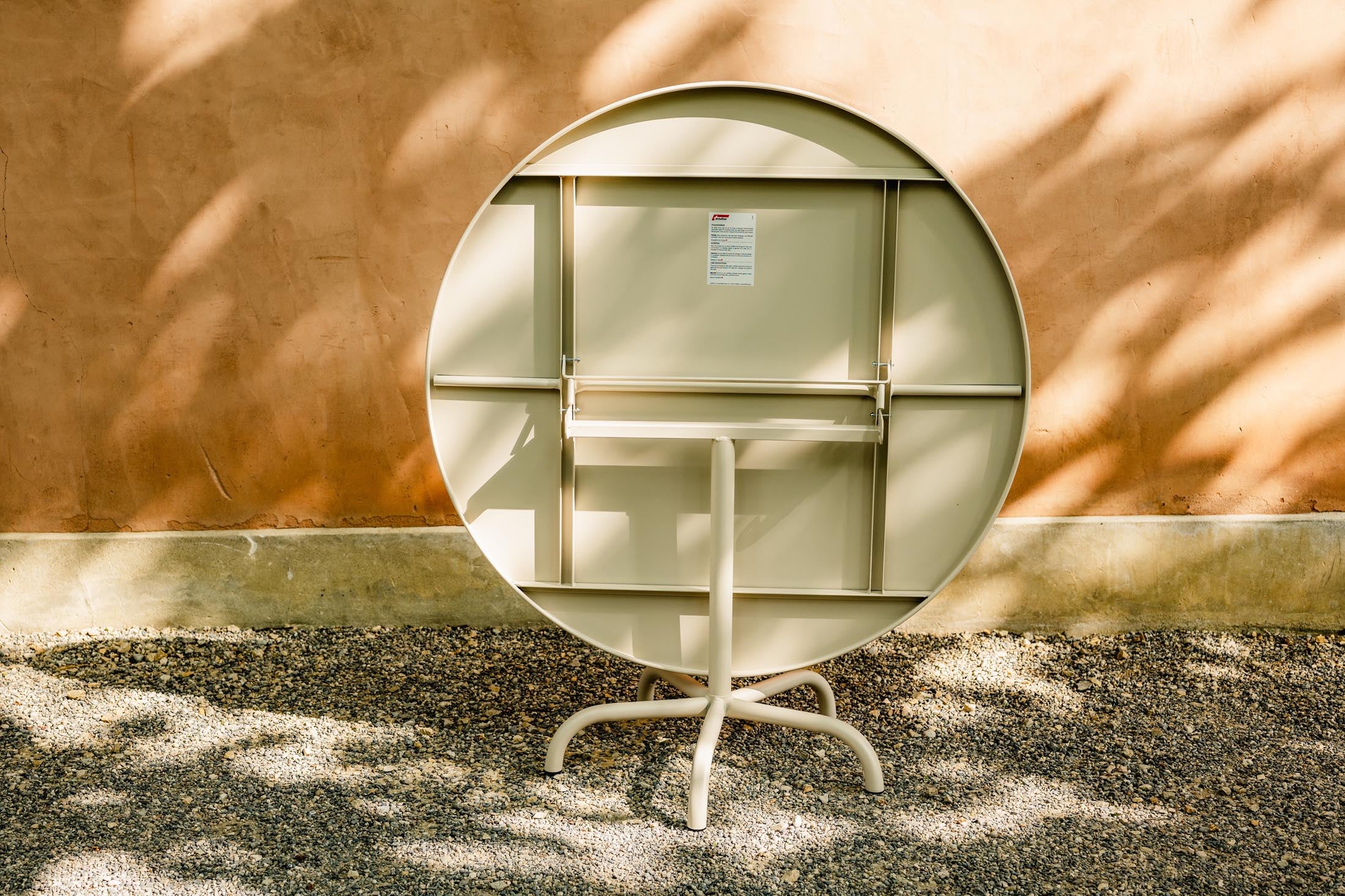 Eleganter, klappbarer Säntis Metall-Gartentisch ø117 aus wetterfestem Stahl, platzsparend, langlebig und vielseitig – perfekt für Garten, Balkon und Terrasse.