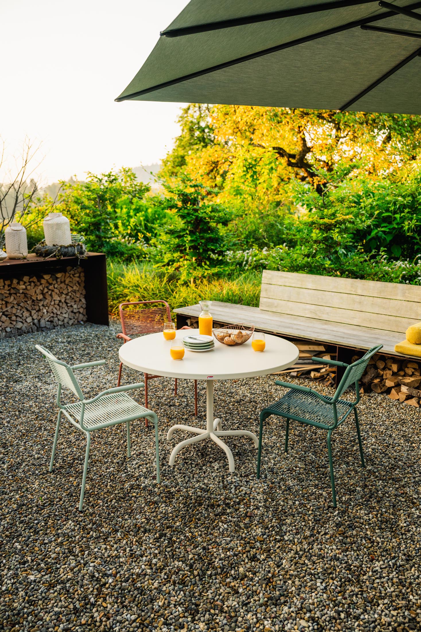 Eleganter, klappbarer Säntis Metall-Gartentisch ø117 aus langlebigem, wetterfestem Stahl – perfekt für Garten, Balkon oder Terrasse. Schweizer Qualität.