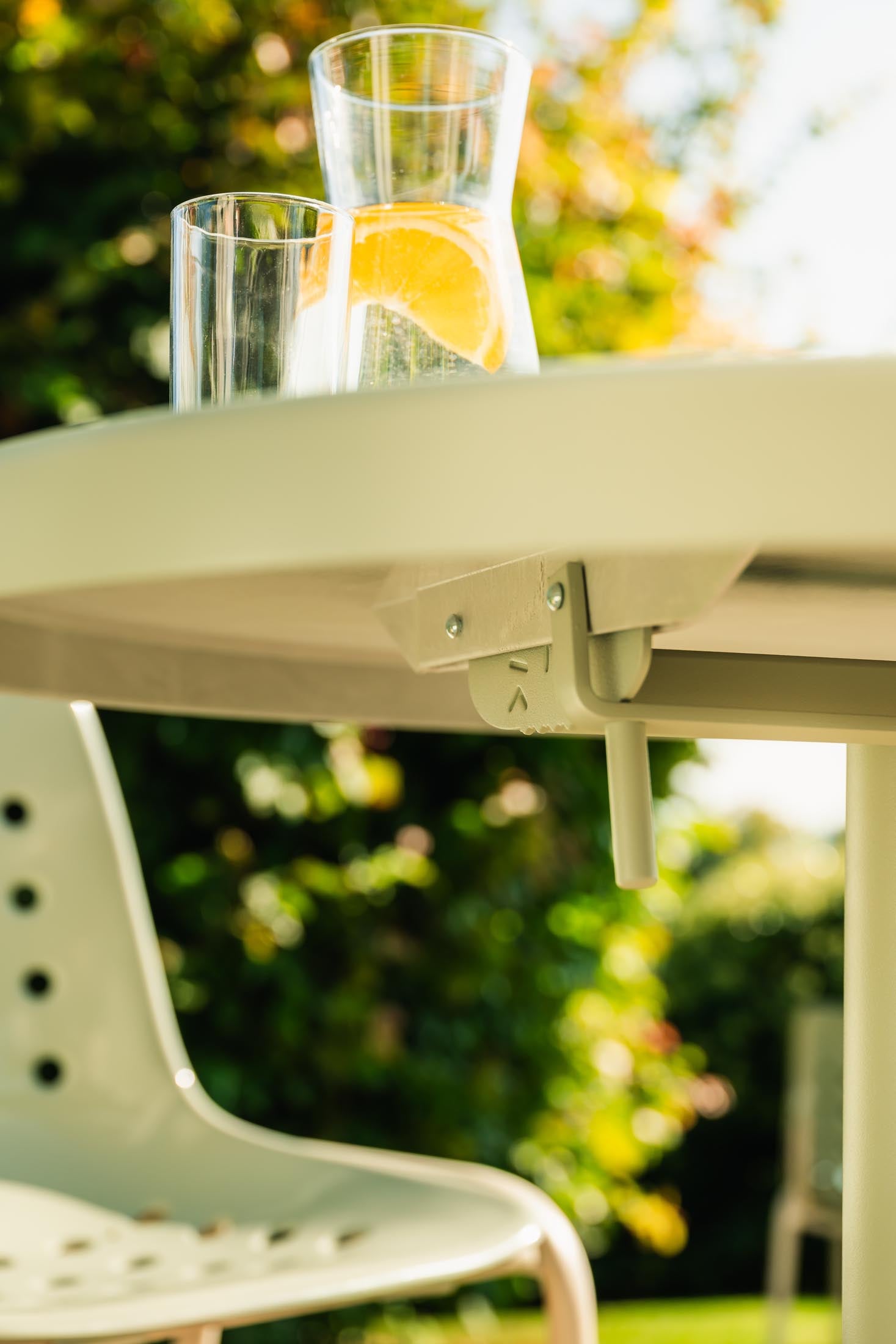 Robuster, wetterfester Bodensee Glasfaser-Stehtisch ø75/110cm, klappbar, UV-beständig, leicht zu reinigen, ideal für Garten, Terrasse und Outdoor-Events.