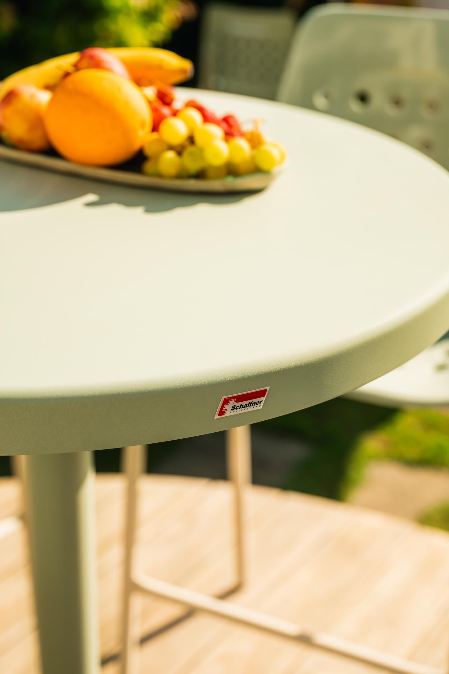 Bodensee Glasfaser-Stehtisch Outdoor ø75 / 110 klappbar in Graphit präsentiert im Onlineshop von KAQTU Design AG. Hochtisch Outdoor ist von Schaffner