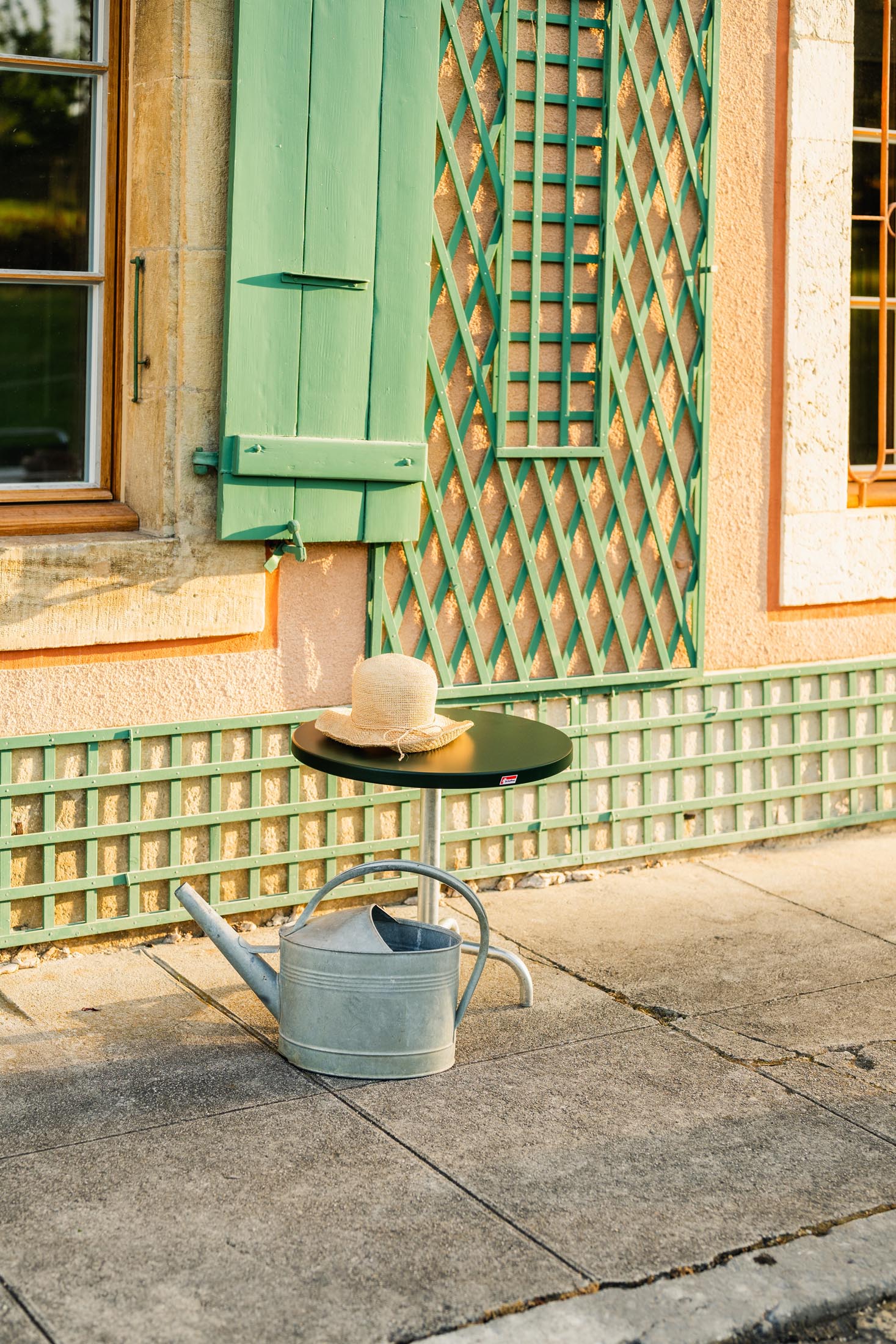Säntis Metall-Beistelltisch Outdoor ø54 / 50 in Tannengrün präsentiert im Onlineshop von KAQTU Design AG. Beistelltisch Outdoor ist von Schaffner