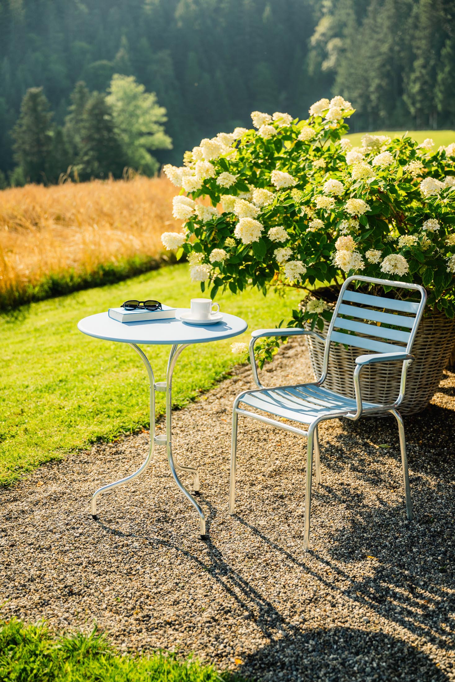 St. Moritz Metall-Gartentisch ø60 von Schaffner: Robuster, wetterfester Tisch mit elegantem Design, ideal für kleine Gärten, Balkone und gastronomische Außenbereiche.