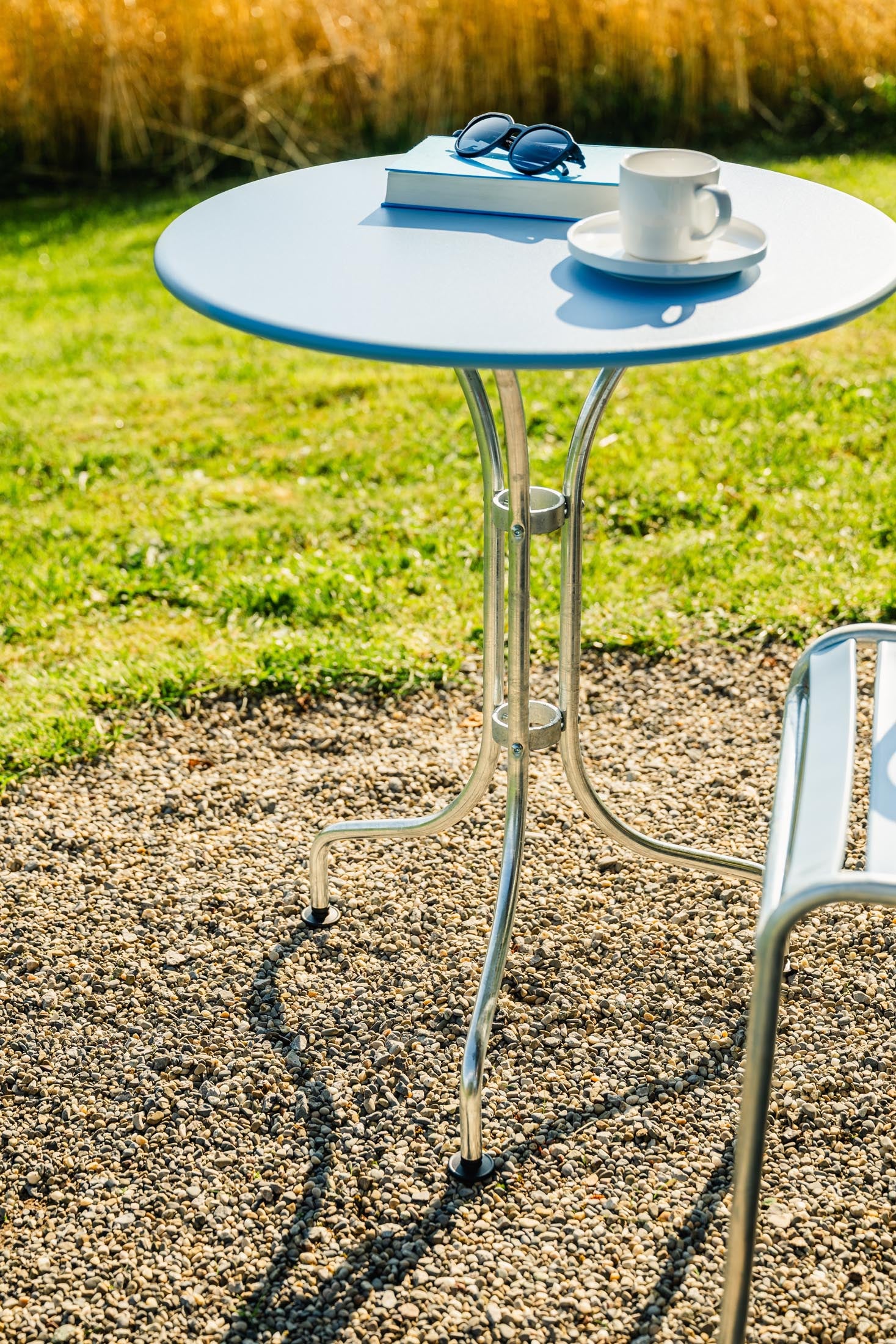 St. Moritz Metall-Gartentisch ø60 von Schaffner: Eleganter, wetterfester Rundtisch aus langlebigem Stahl, perfekt für kleine Gärten, Balkone und gastronomische Außenbereiche.