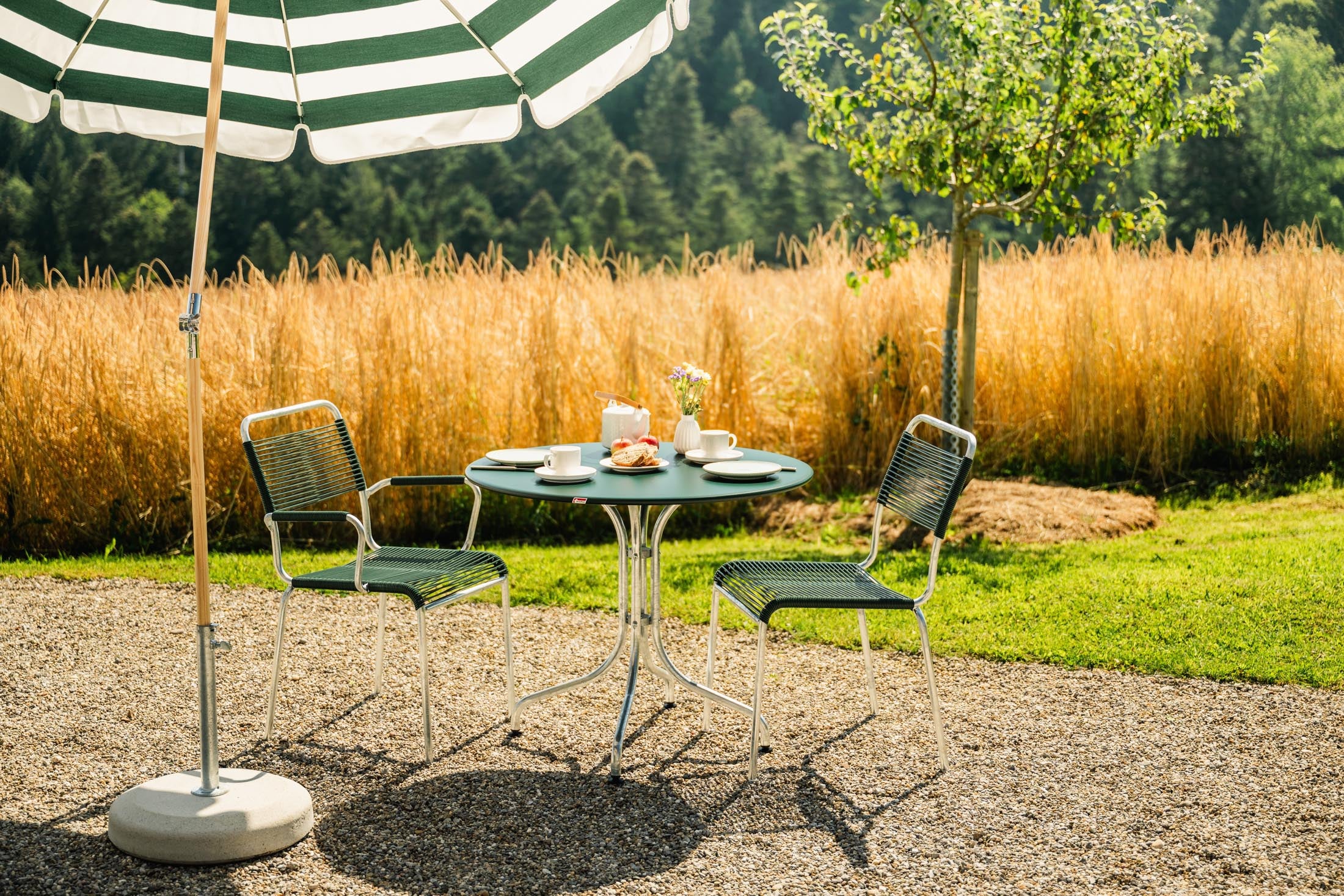 Hochwertiger St. Moritz Metall-Gartentisch ø90 von Schaffner, wetterfest und langlebig, ideal für kleine Außenflächen, stilvoll und funktional.