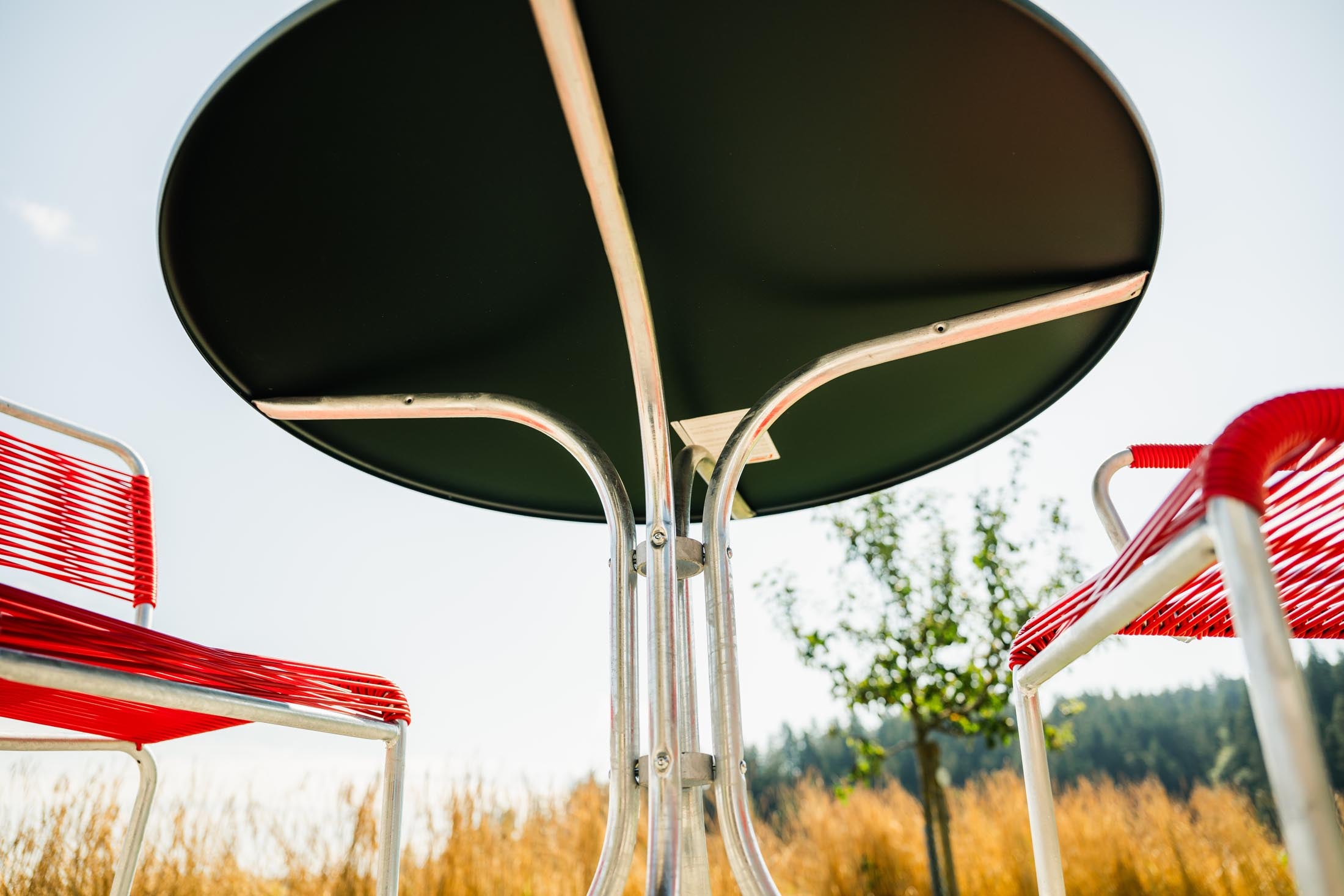 St. Moritz Metall-Gartentisch ø90 von Schaffner – robuster, wetterfester Rundtisch aus verzinktem Stahl, ideal für kleine Außenbereiche, stilvoll und langlebig.