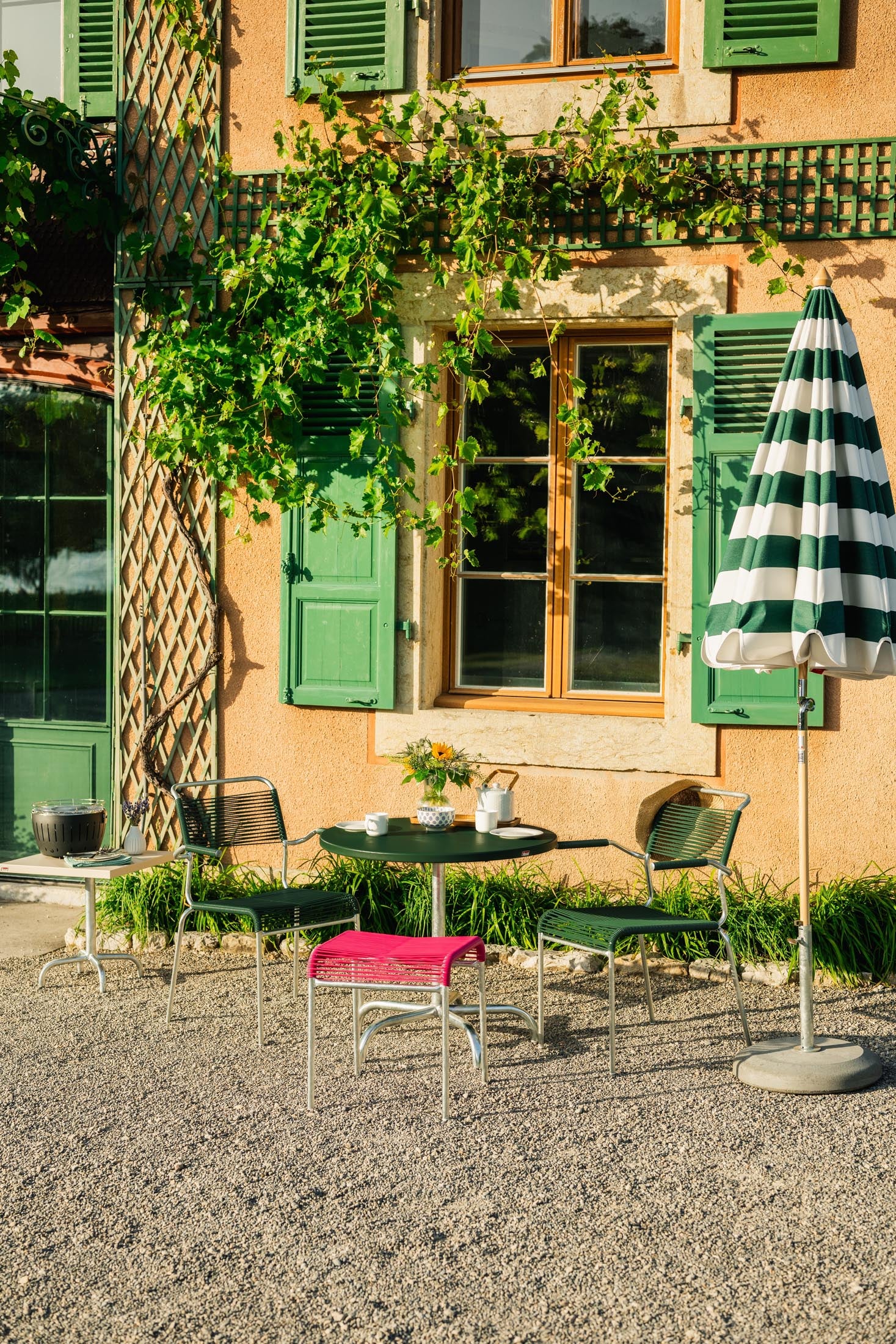 Säntis Metall-Gartentisch ø80 klappbar in Tannengrün präsentiert im Onlineshop von KAQTU Design AG. Gartentisch ist von Schaffner