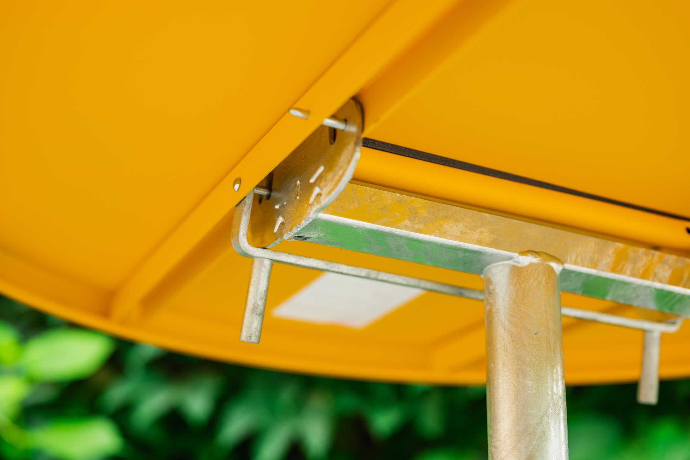 Säntis Metall-Gartentisch ø80 klappbar in Gelb präsentiert im Onlineshop von KAQTU Design AG. Gartentisch ist von Schaffner