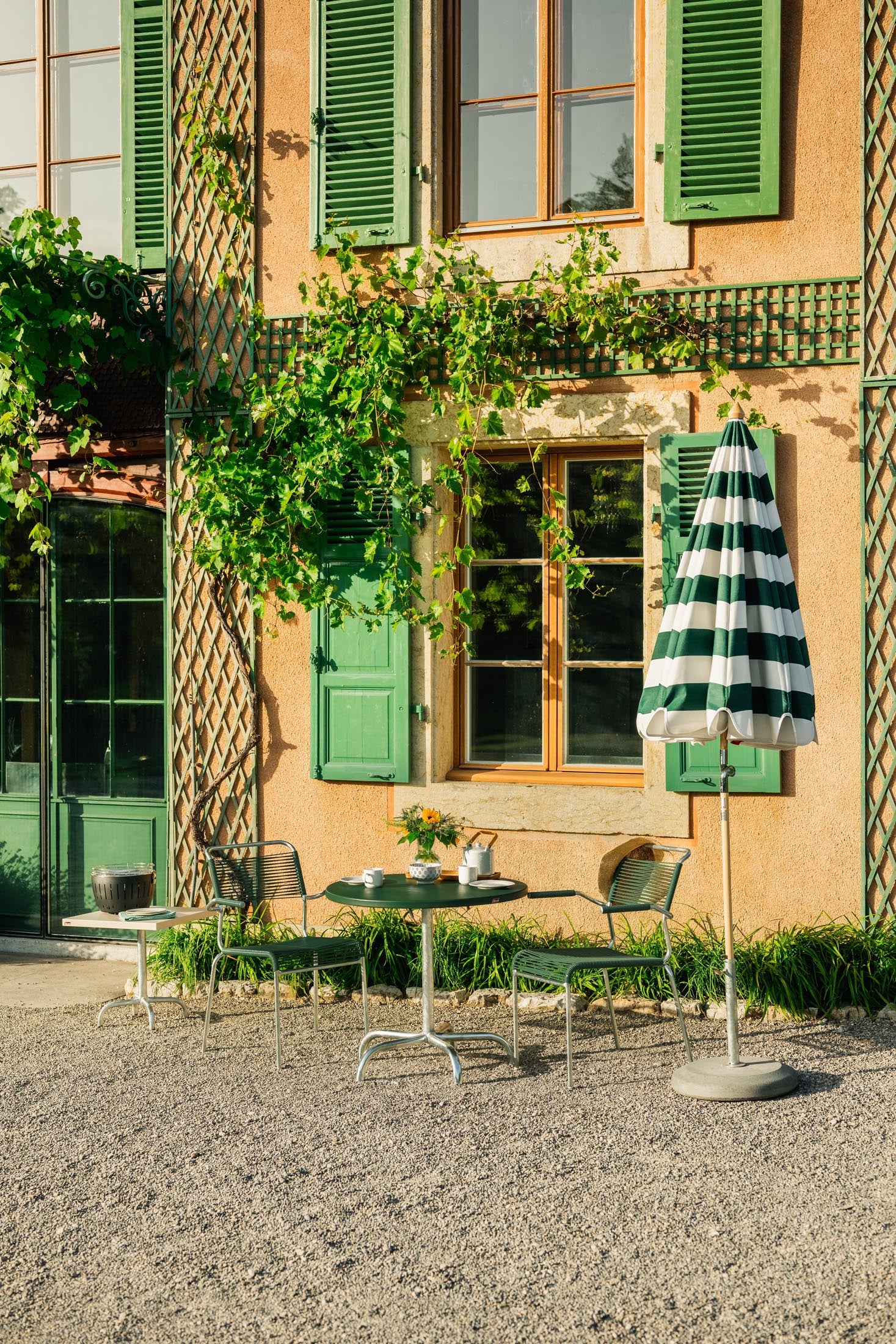 Säntis Metall-Gartentisch ø80 klappbar in Tannengrün präsentiert im Onlineshop von KAQTU Design AG. Gartentisch ist von Schaffner