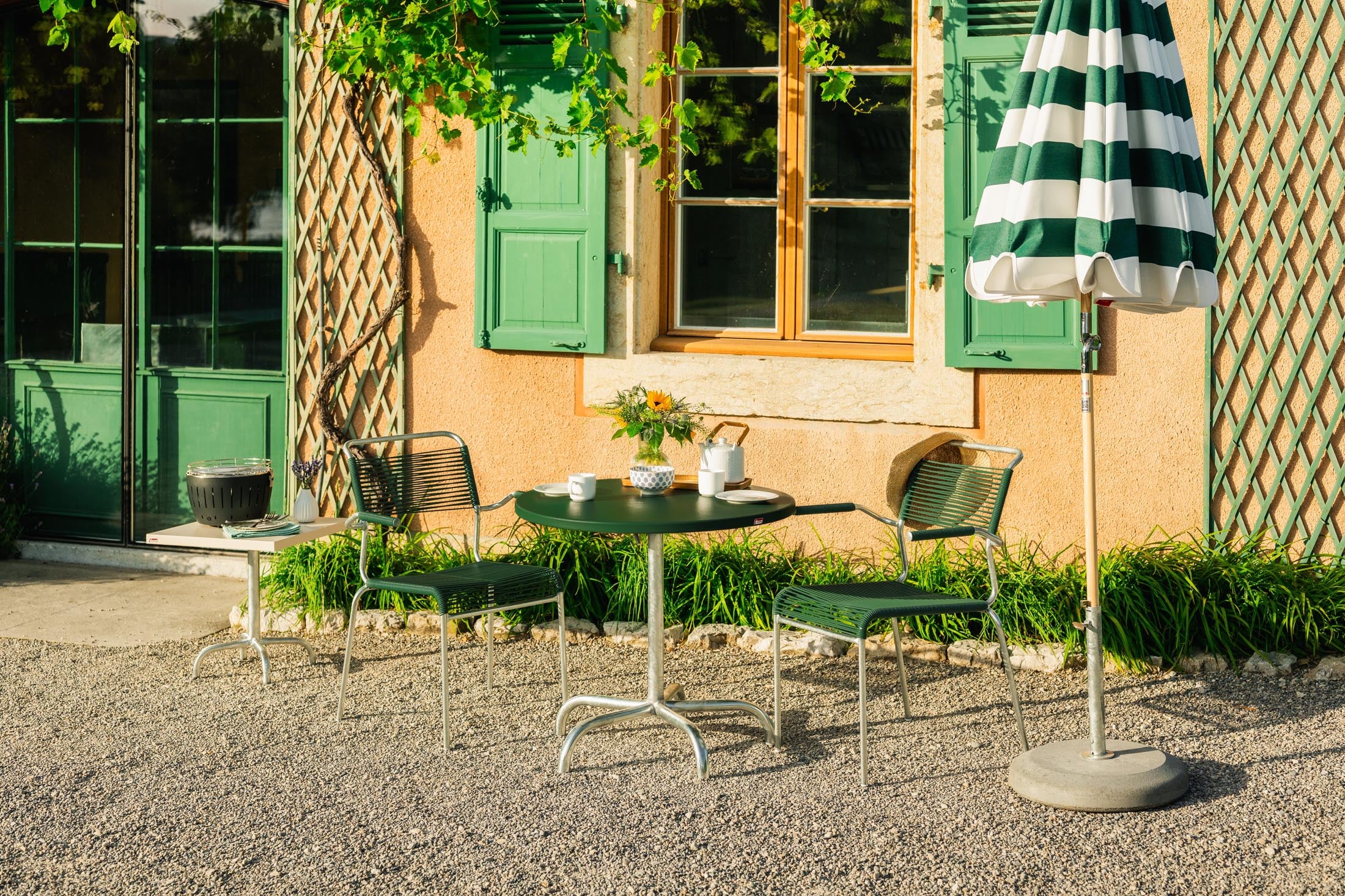 Säntis Metall-Gartentisch ø80 klappbar in Tannengrün präsentiert im Onlineshop von KAQTU Design AG. Gartentisch ist von Schaffner