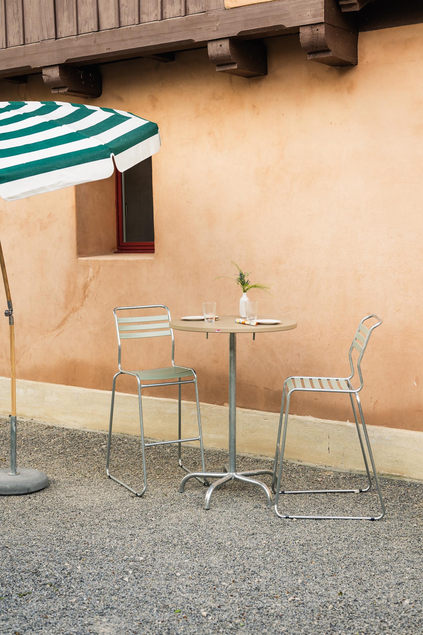 Hochwertiger, wetterfester Säntis Metall-Stehtisch outdoor ø80/110cm, klappbar, stabil, langlebig, mit Bodenausgleich, Swiss Made – perfekt für Garten & Events.