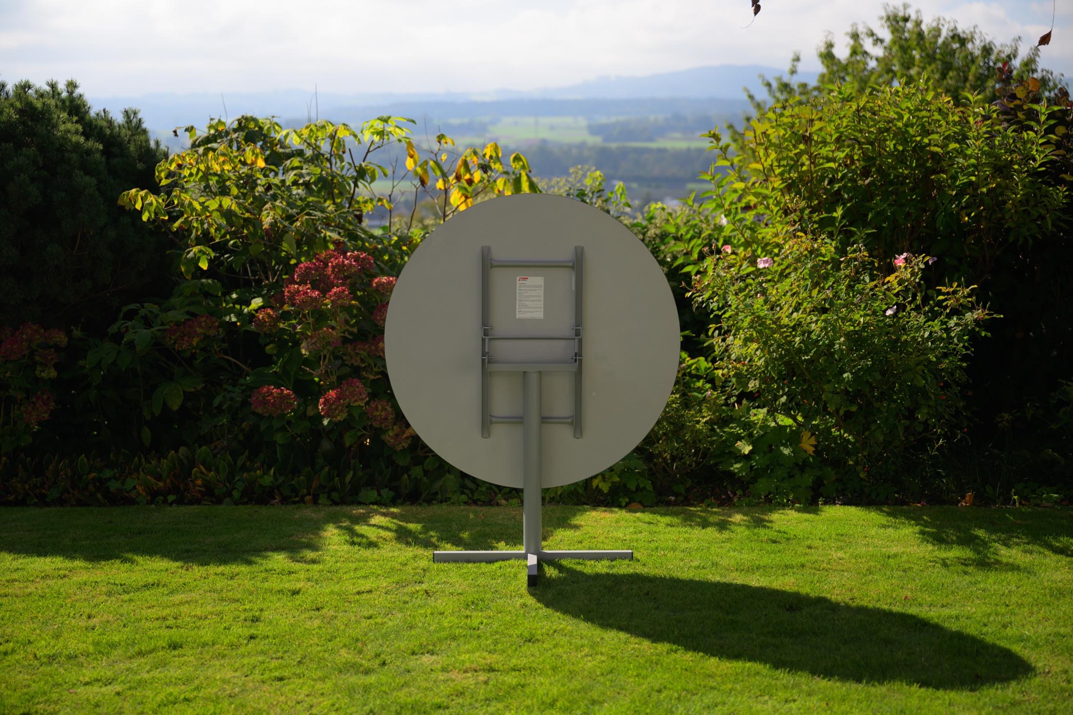 Hochwertiger Luzern Glasfaser-Gartentisch ø90, klappbar, wetterfest und hitzebeständig. Elegantes Design, langlebig, leicht pflegeleicht – ideal für jeden Außenbereich.