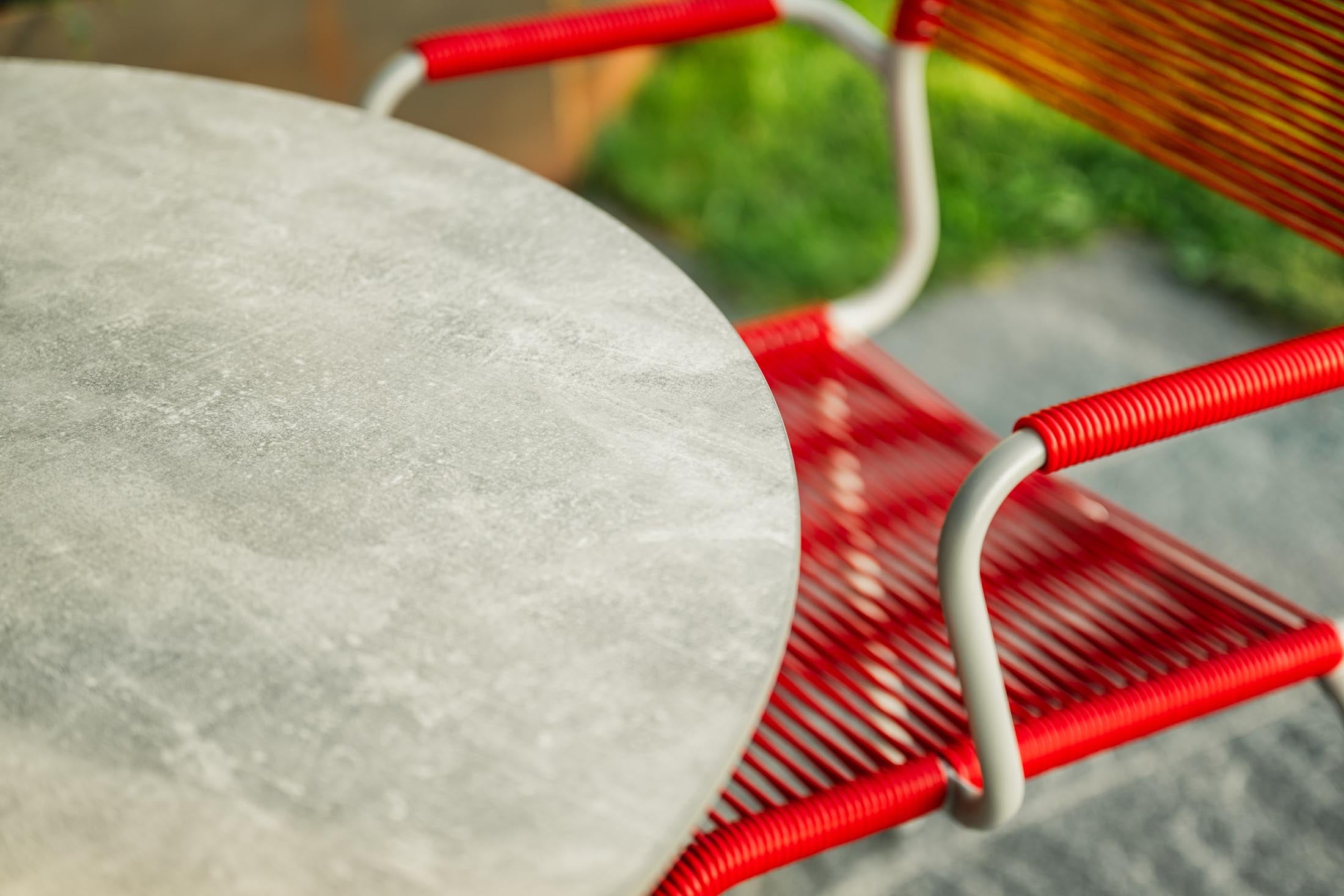 Luzern Glasfaser-Gartentisch Decor ø100 klappbar in Stromboli hell präsentiert im Onlineshop von KAQTU Design AG. Gartentisch ist von Schaffner