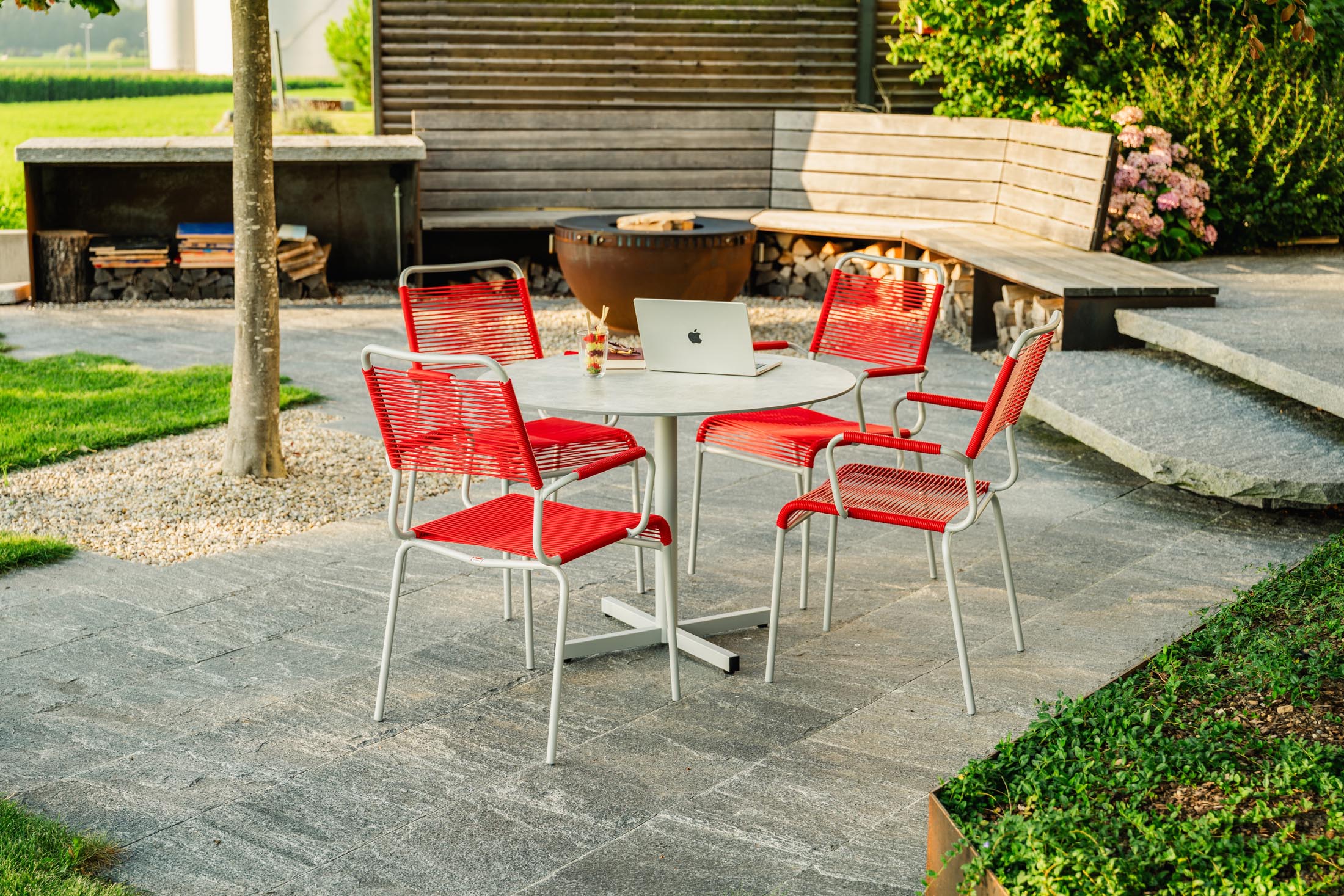 Luzern Glasfaser-Gartentisch Decor ø100 klappbar in Stromboli hell präsentiert im Onlineshop von KAQTU Design AG. Gartentisch ist von Schaffner