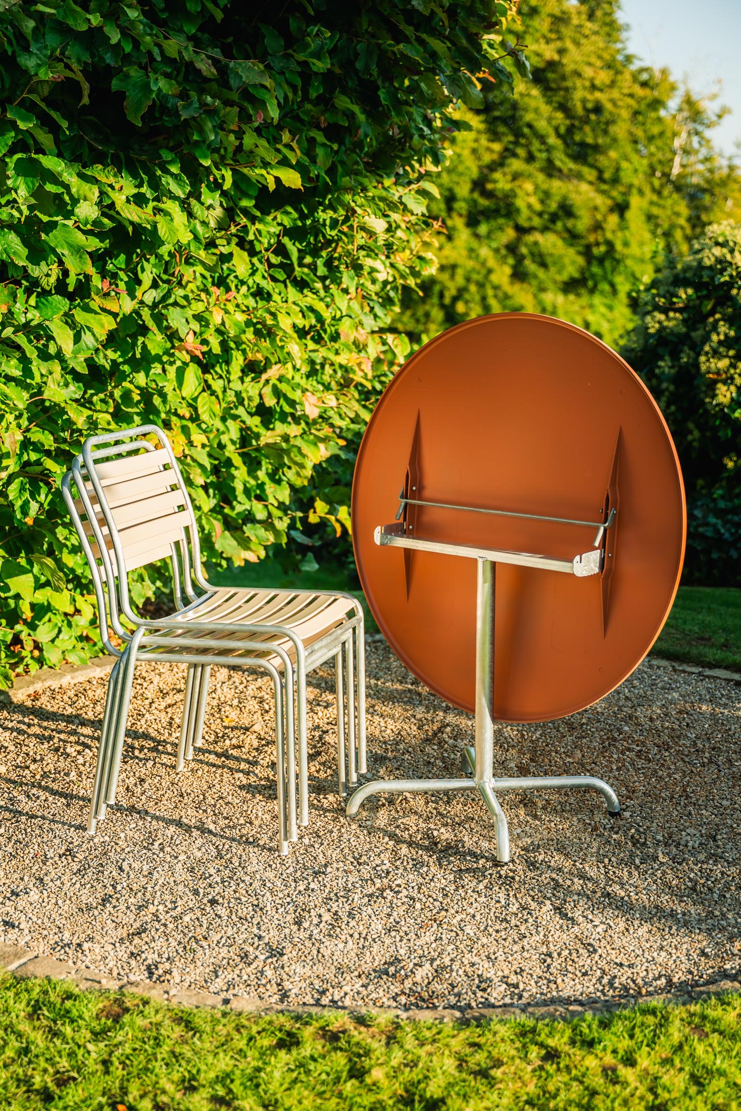 Moderner, wetterfester Glasfaser-Gartentisch ø100 mit Klappfunktion, langlebig, Schweizer Qualität, elegantes Design, platzsparend für Garten & Terrasse.