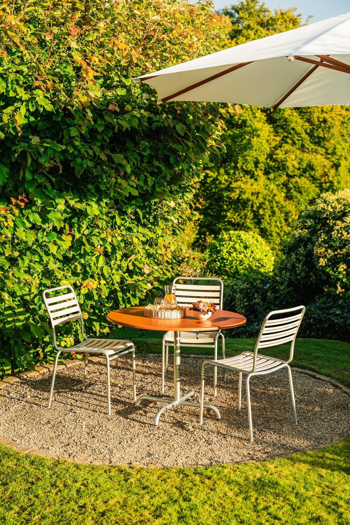Moderner, wetterfester Glasfaser-Gartentisch ø100 mit Klappfunktion, langlebig, Schweizer Qualität, stilvolles Design, platzsparend für Garten & Terrasse.