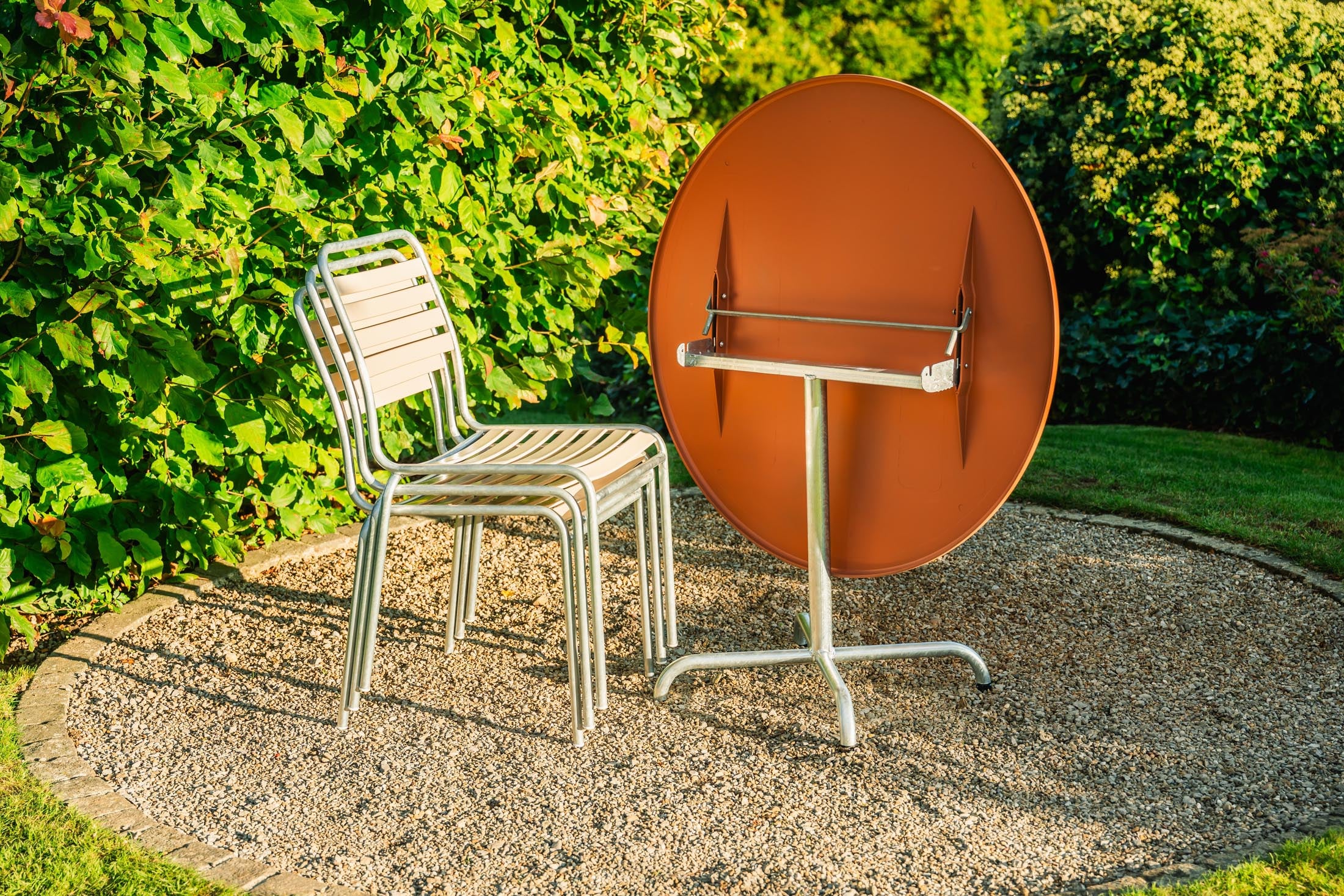 Davos Glasfaser-Gartentisch ø100, klappbar, wetterfest, langlebig, Schweizer Qualität, modernes Design, platzsparend, ideal für Garten & Terrasse.