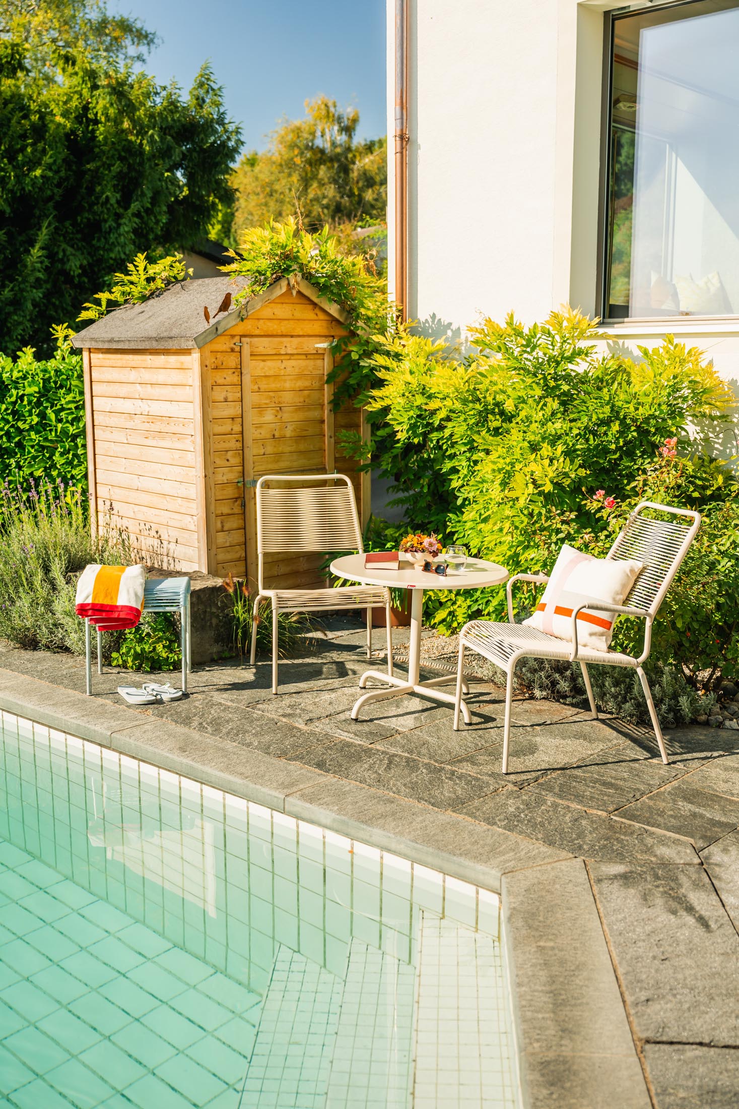 Eleganter, klappbarer Gartentisch aus wetterfester Glasfaser, hitzebeständig und langlebig – perfekt für Outdoor, Gastronomie und moderne Terrassen.