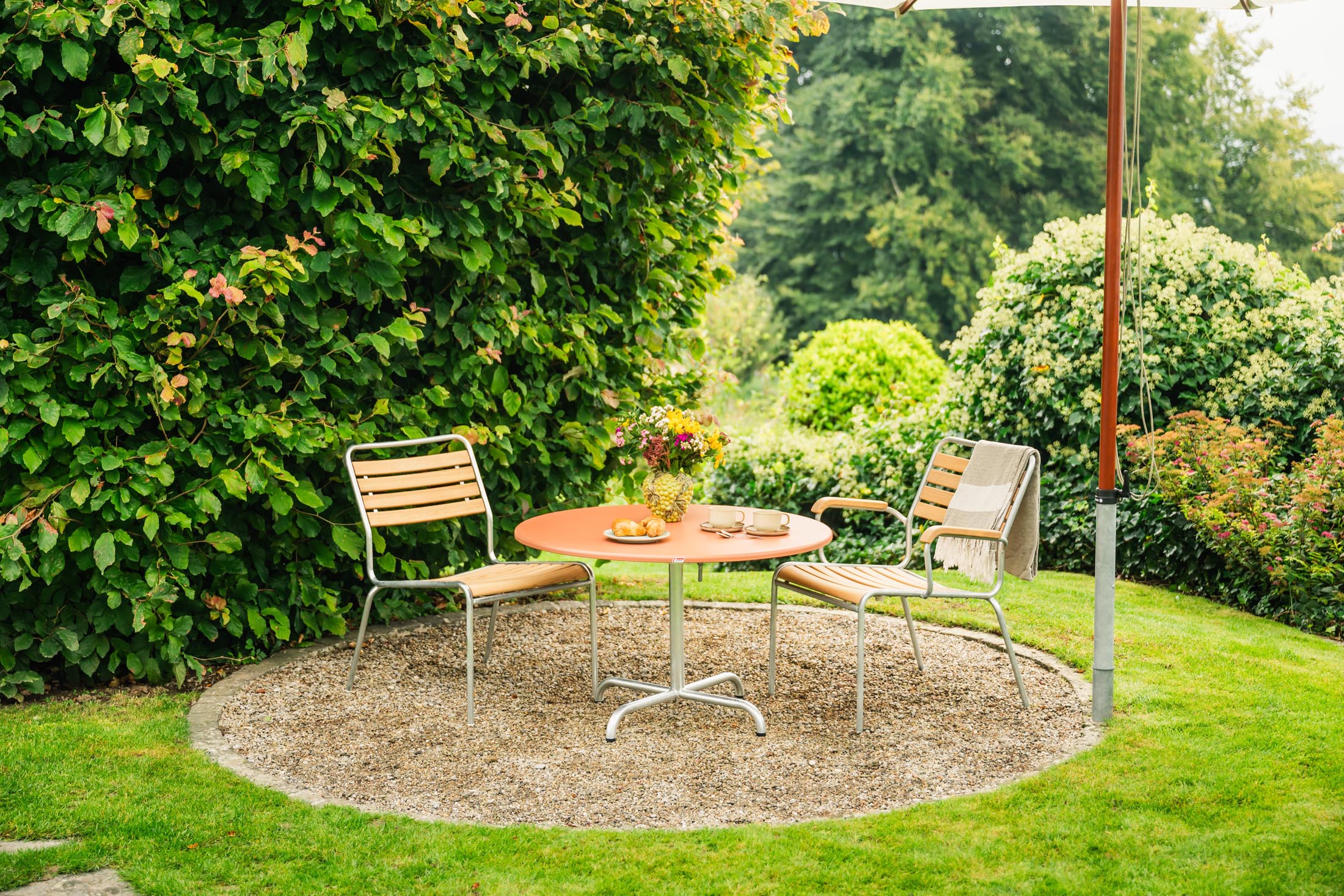 Davos Glasfaser-Salontisch ø100 / 62 klappbar in Pastellterracotta präsentiert im Onlineshop von KAQTU Design AG. Beistelltisch Outdoor ist von Schaffner