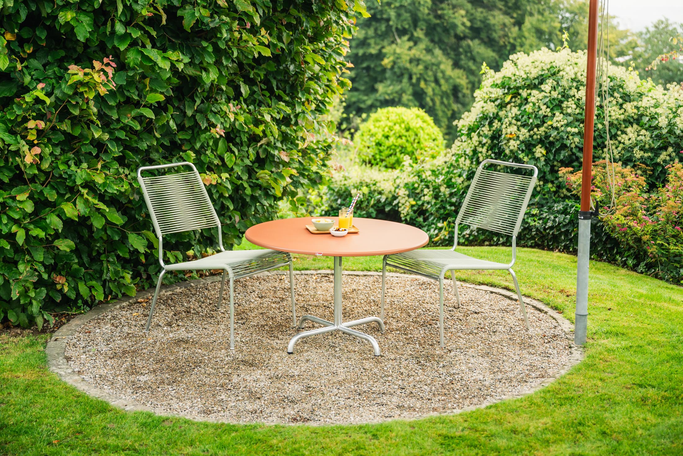 Eleganter klappbarer Gartentisch aus robustem Glasfaser mit einem Durchmesser von 100 cm, ideal für entspannte Stunden im Freien.