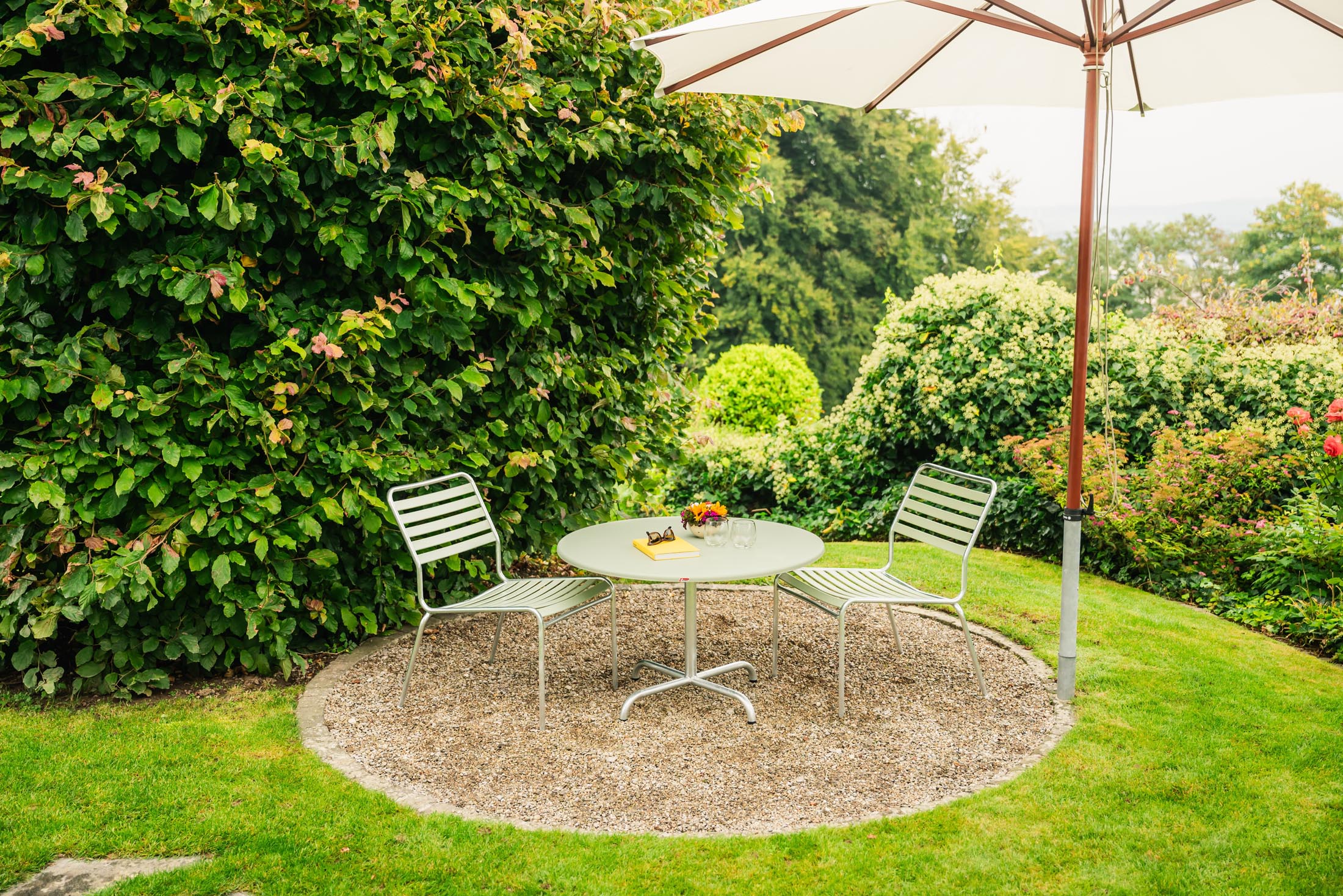 Davos Glasfaser-Salontisch ø100 / 62 klappbar in Pastellgrün präsentiert im Onlineshop von KAQTU Design AG. Beistelltisch Outdoor ist von Schaffner