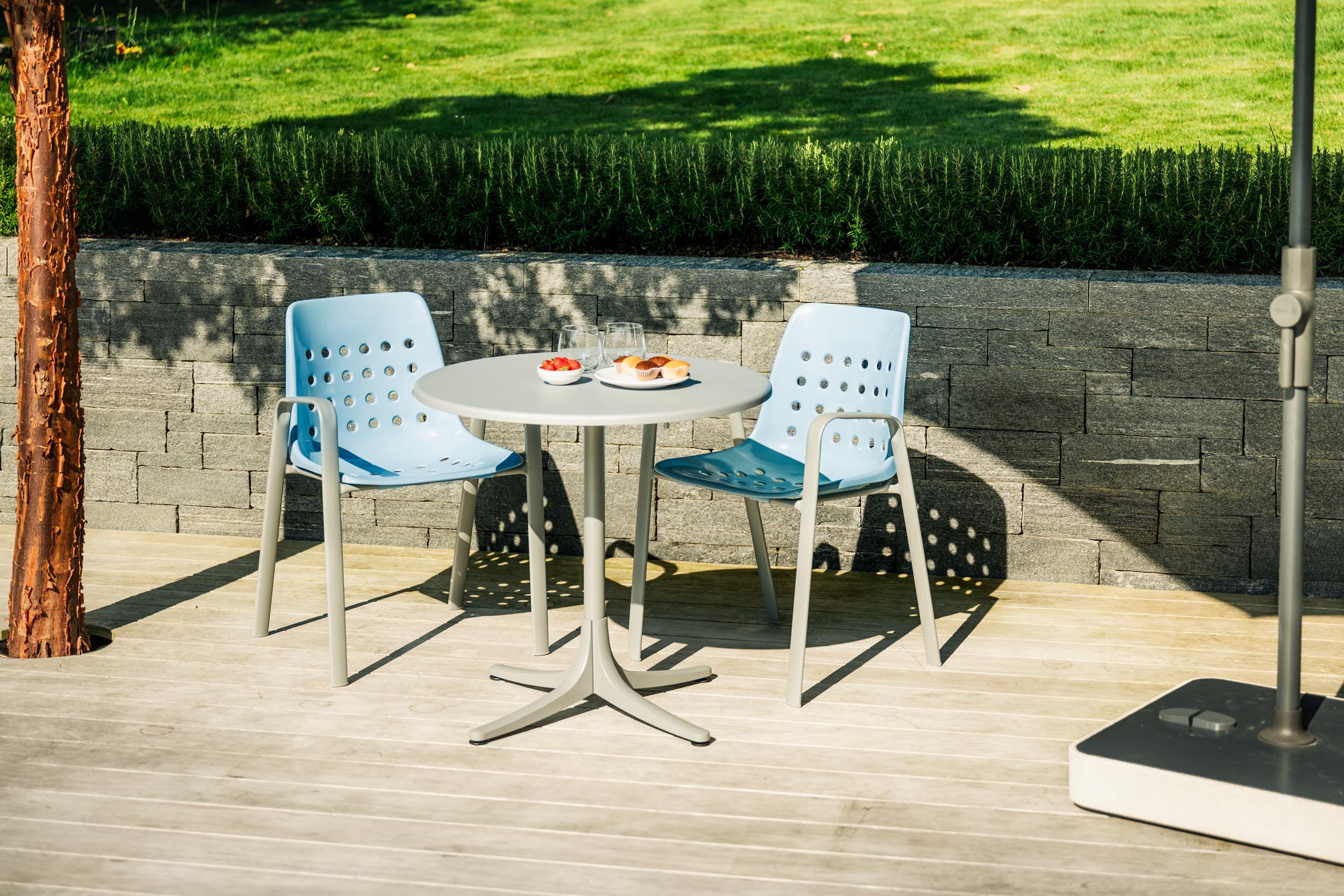 Moderner, klappbarer Schaffhausen Gartentisch ø75 aus langlebiger Glasfaser, wetterfest, UV-beständig, platzsparend, pflegeleicht und Schweizer Qualität für den Außenbereich.