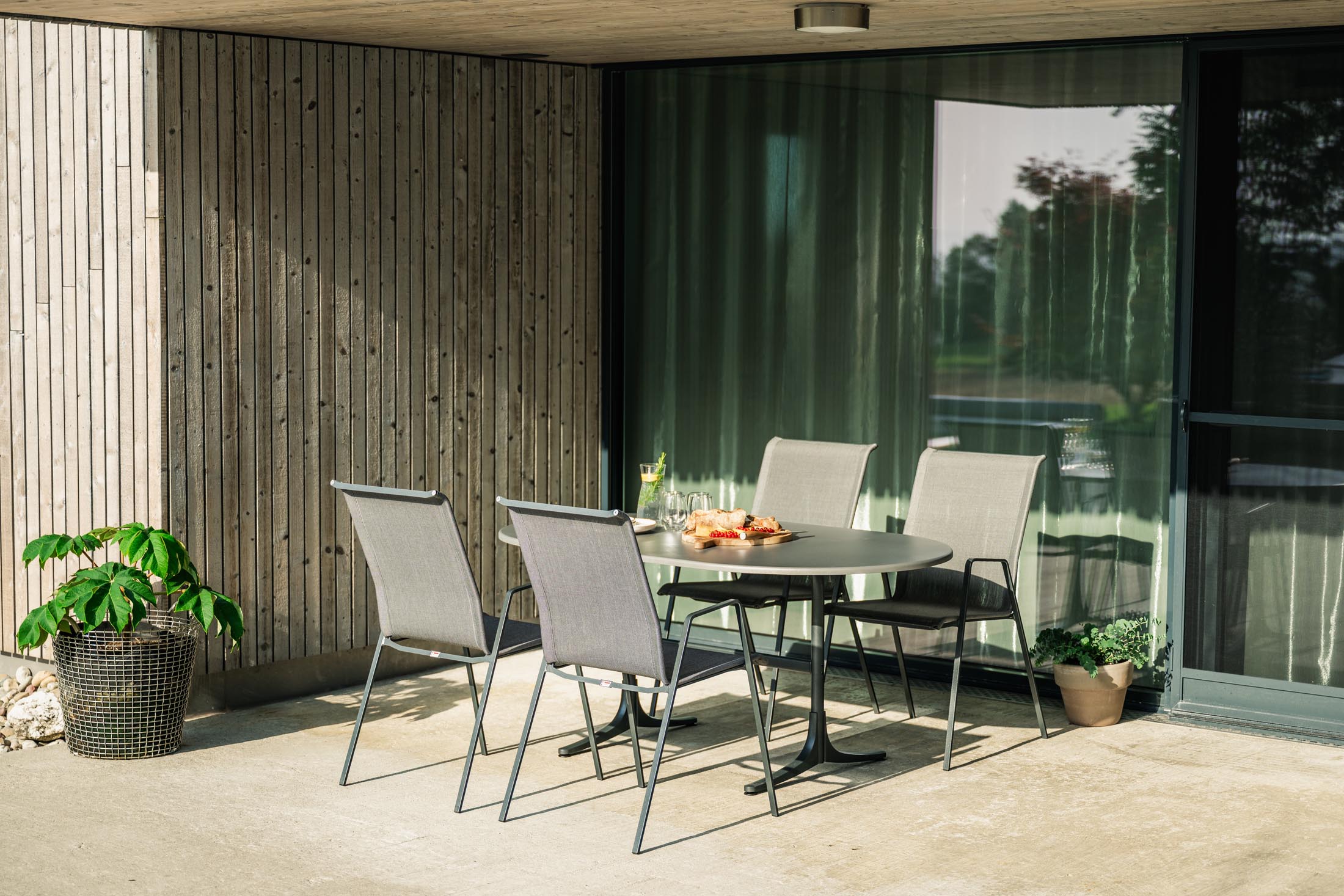 Eleganter ovaler Glasfaser-Gartentisch 160x95 cm, klappbar, wetterfest, robust, Swiss Made, platzsparend, modernes Design – ideal für Garten & Terrasse.