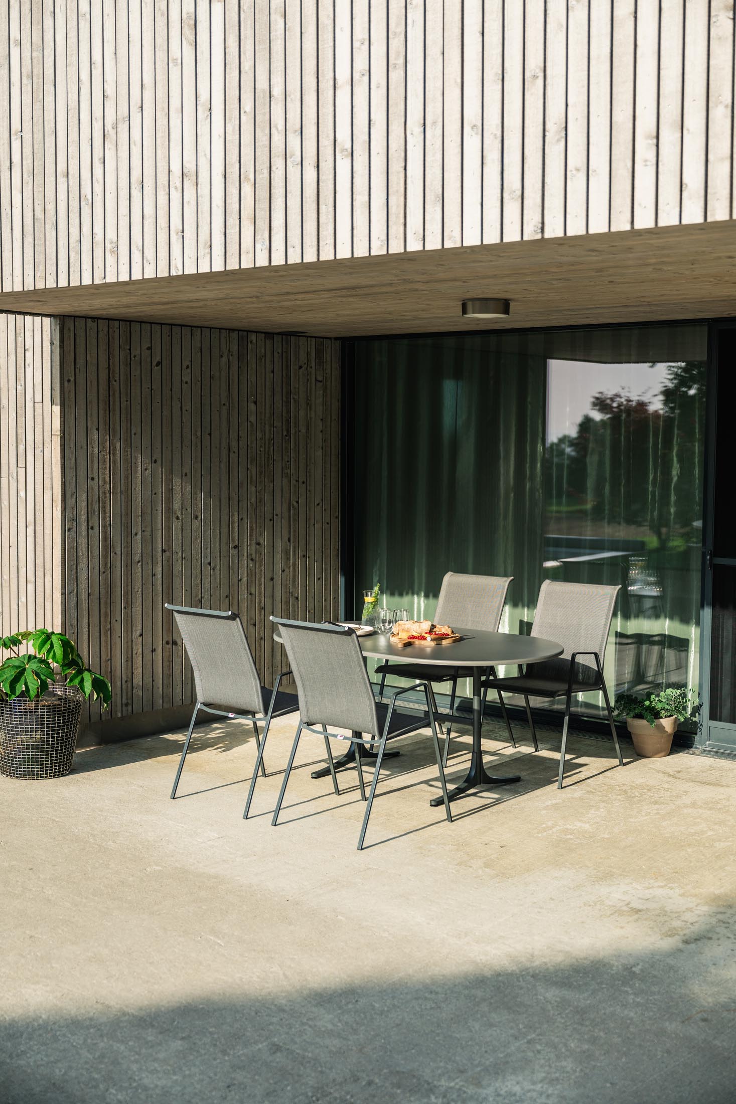 Eleganter, wetterfester Glasfaser-Gartentisch 160x95 cm mit klappbarer Funktion, langlebig, Swiss Made, robustes Design, ideal für Garten und Terrasse.