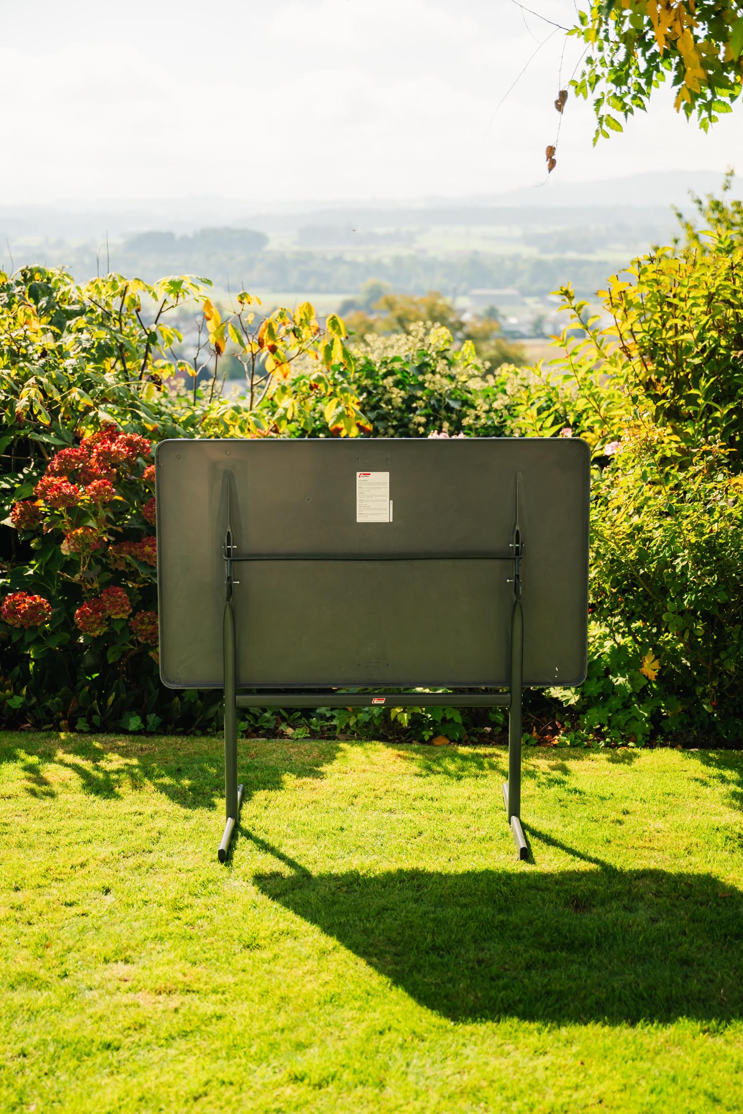 Hochwertiger, klappbarer Glasfaser-Gartentisch 120x70 cm, wetterfest, UV-beständig, langlebig, platzsparend, Schweizer Qualität – perfekt für Garten & Terrasse.