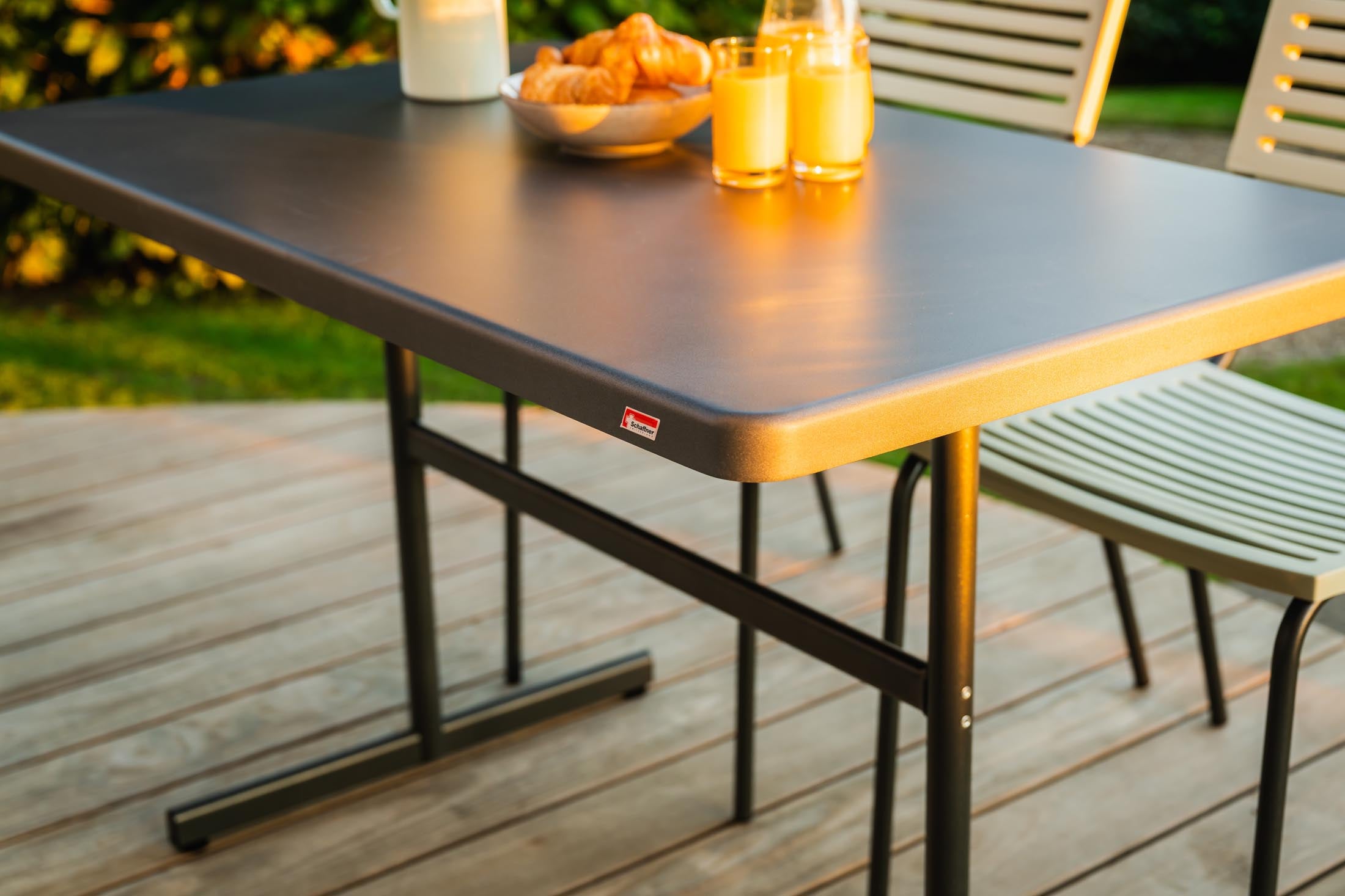 Eleganter, wetterfester Glasfaser-Gartentisch 120x70 cm, klappbar, UV-beständig, robust, platzsparend, Made in Switzerland – ideal für Garten & Terrasse.