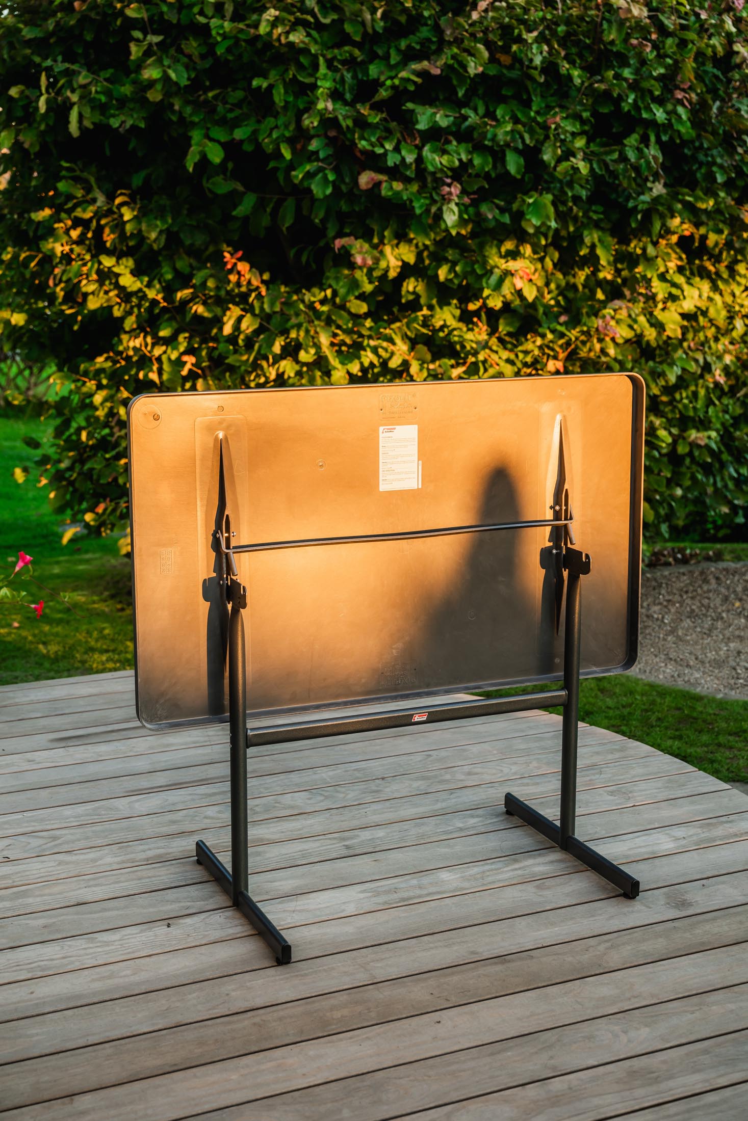 Eleganter, wetterfester Glasfaser-Gartentisch 120x70 cm, klappbar, UV-beständig, robust, platzsparend, langlebige Schweizer Qualität für Garten & Terrasse.