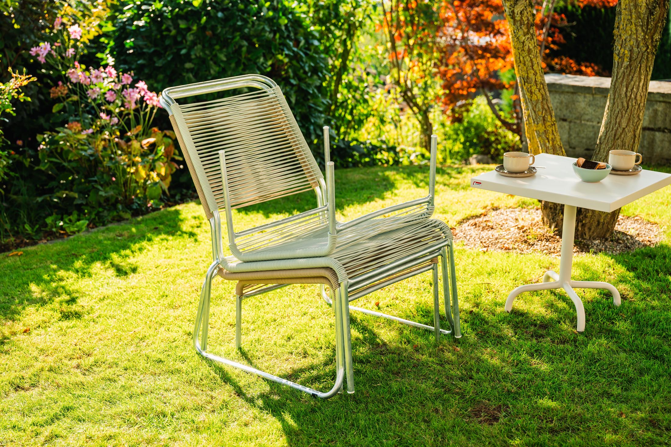 Hochwertiger Säntis Metall-Beistelltisch 50x50 cm für den Außenbereich, wetterfest, robust, pflegeleicht und stilvoll – perfekt für Garten, Balkon und Terrasse.