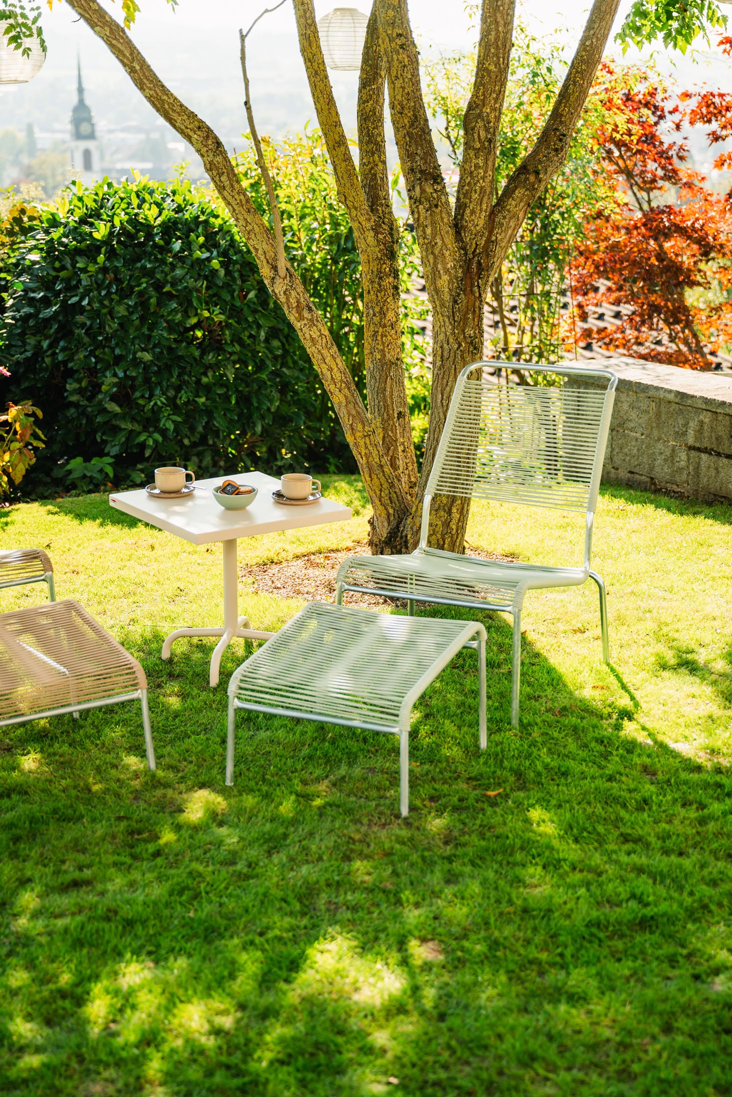 Robuster Säntis Metall-Beistelltisch 50x50 cm für den Outdoor-Bereich, wetterfest, langlebig, stilvoll, Schweizer Handwerkskunst – ideal für Garten, Balkon und Terrasse.