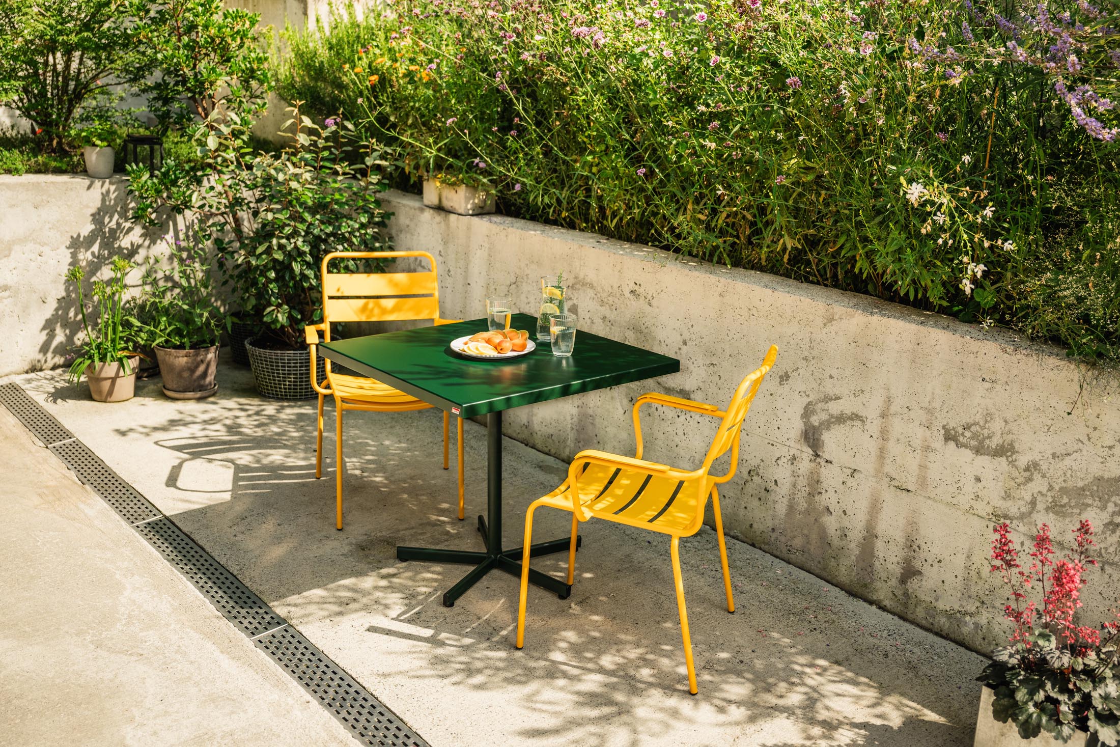 Bodensee Glasfaser-Gartentisch 80x80 klappbar in Graphit präsentiert im Onlineshop von KAQTU Design AG. Gartentisch ist von Schaffner