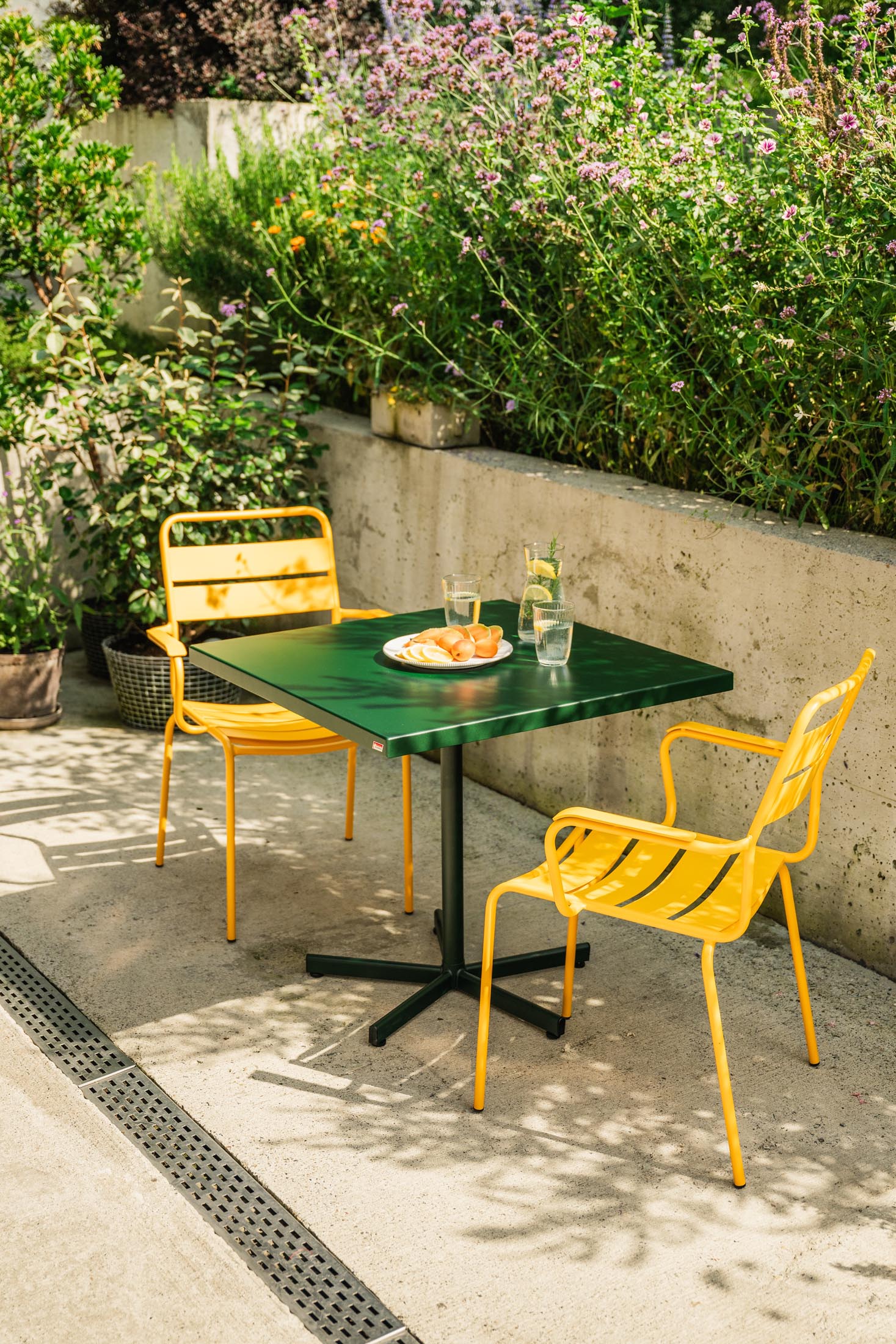 Bodensee Glasfaser-Gartentisch 80x80 klappbar in Graphit präsentiert im Onlineshop von KAQTU Design AG. Gartentisch ist von Schaffner