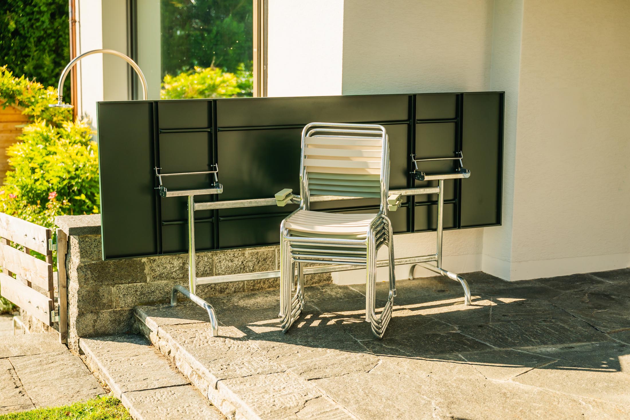 Robuster, wetterfester Metall-Gartentisch 240x80 cm von Schaffner, klappbar, rostfrei, leicht zu reinigen, platzsparend, perfekt für Garten, Terrasse und Balkon.