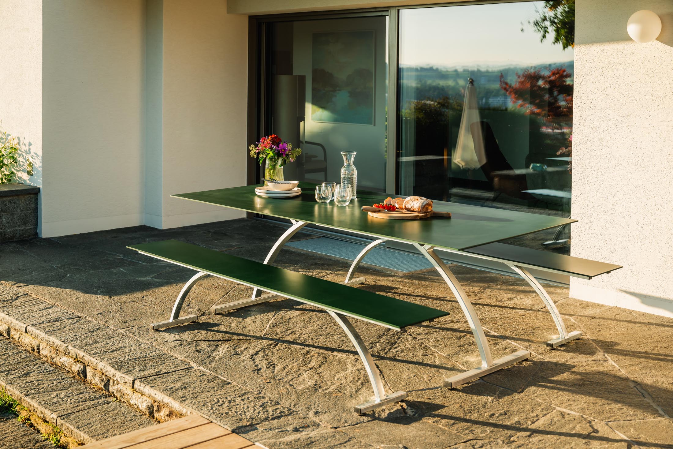 Bernardino Gartentisch aus Glasfaser 220x100 klappbar in Alusilber präsentiert im Onlineshop von KAQTU Design AG. Gartentisch ist von Schaffner