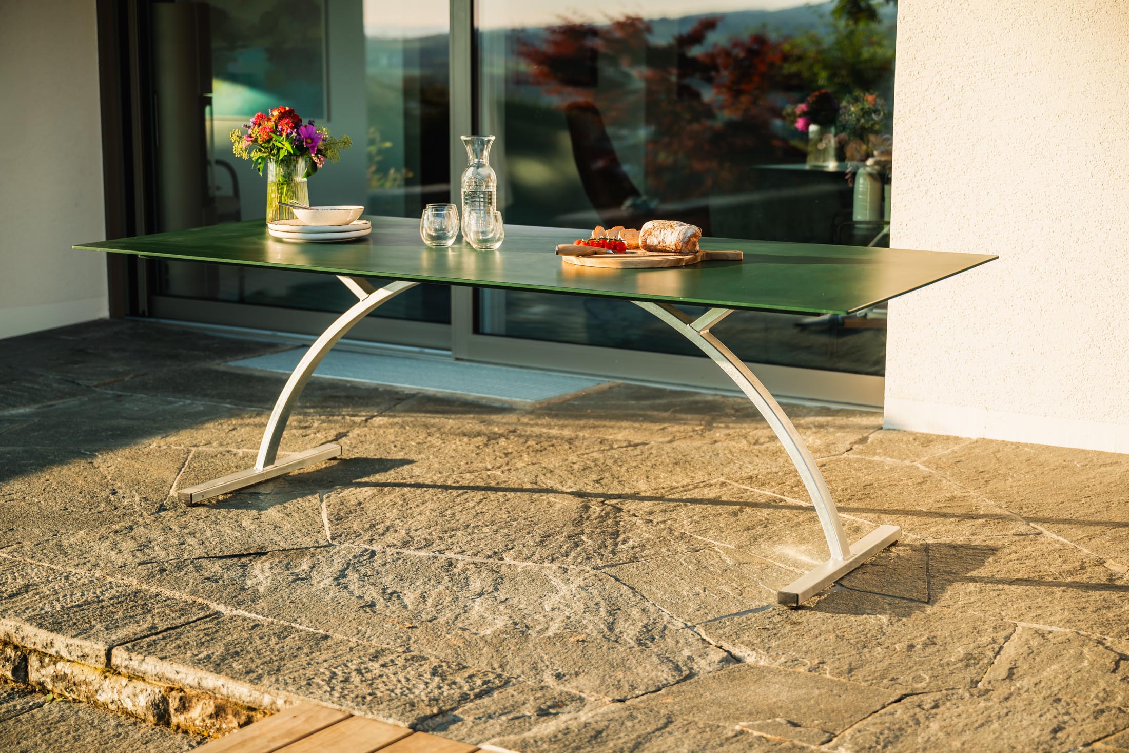 Stilvoller, klappbarer Bernardino Gartentisch aus wetterfestem Glasfaser, 220x100 cm, UV-beständig, langlebig, pflegeleicht und perfekt für Garten, Balkon oder Terrasse.