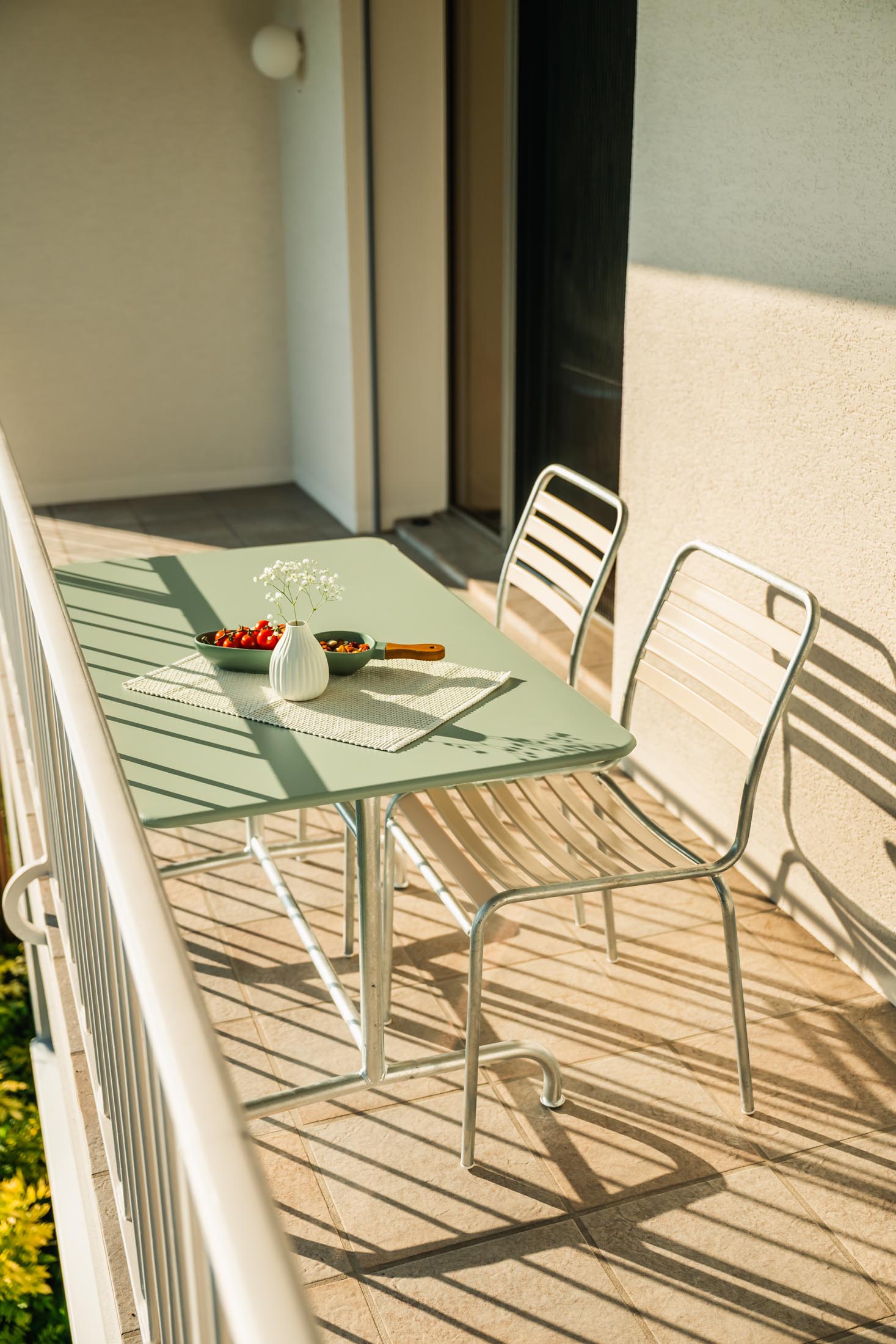 Eleganter klappbarer Metall-Gartentisch in Pastellgrün, ideal für Garten und Terrasse, präsentiert von Schaffner. Maße: 120x70 cm.