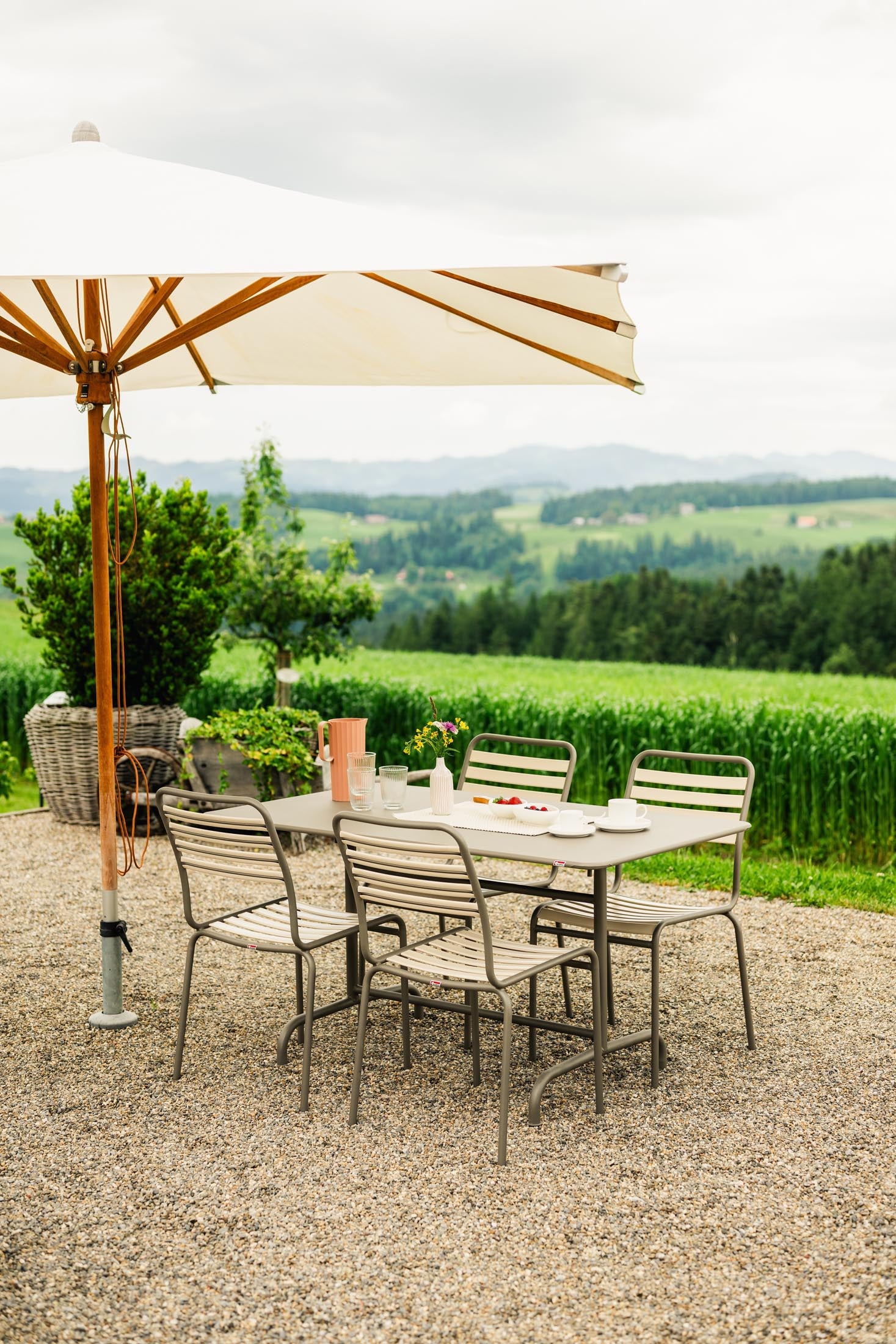 Rigi Metall-Gartentisch 120x70 klappbar in Pastellsand präsentiert im Onlineshop von KAQTU Design AG. Gartentisch ist von Schaffner